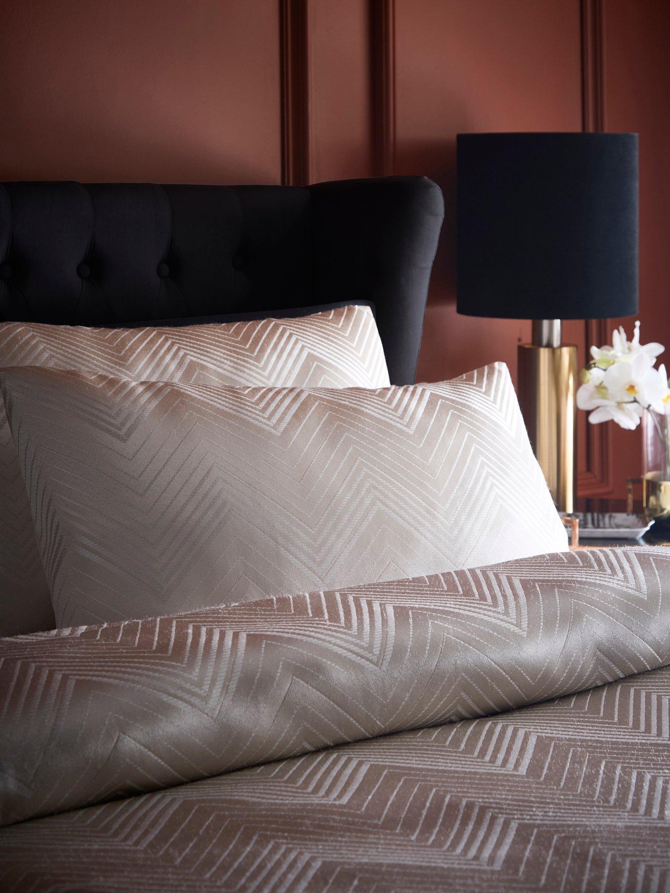 Image 3 of 4 of Laurence Llewelyn-Bowen Cocktail -Jacquard Duvet Cover Set - Ivory