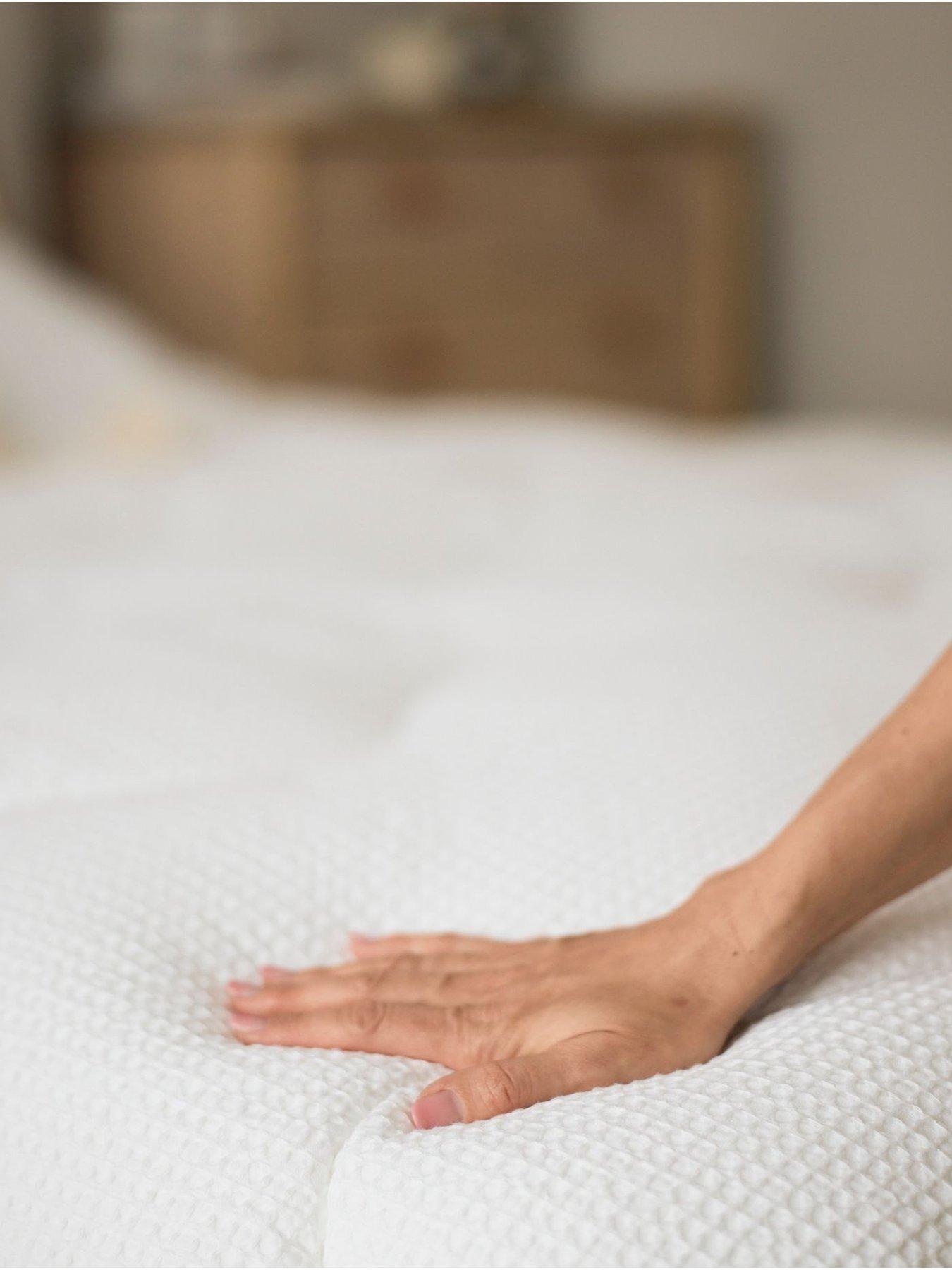Image 6 of 7 of Night Lark Waffle 4.5 Tog Coverless Summer Duvet&nbsp;- White