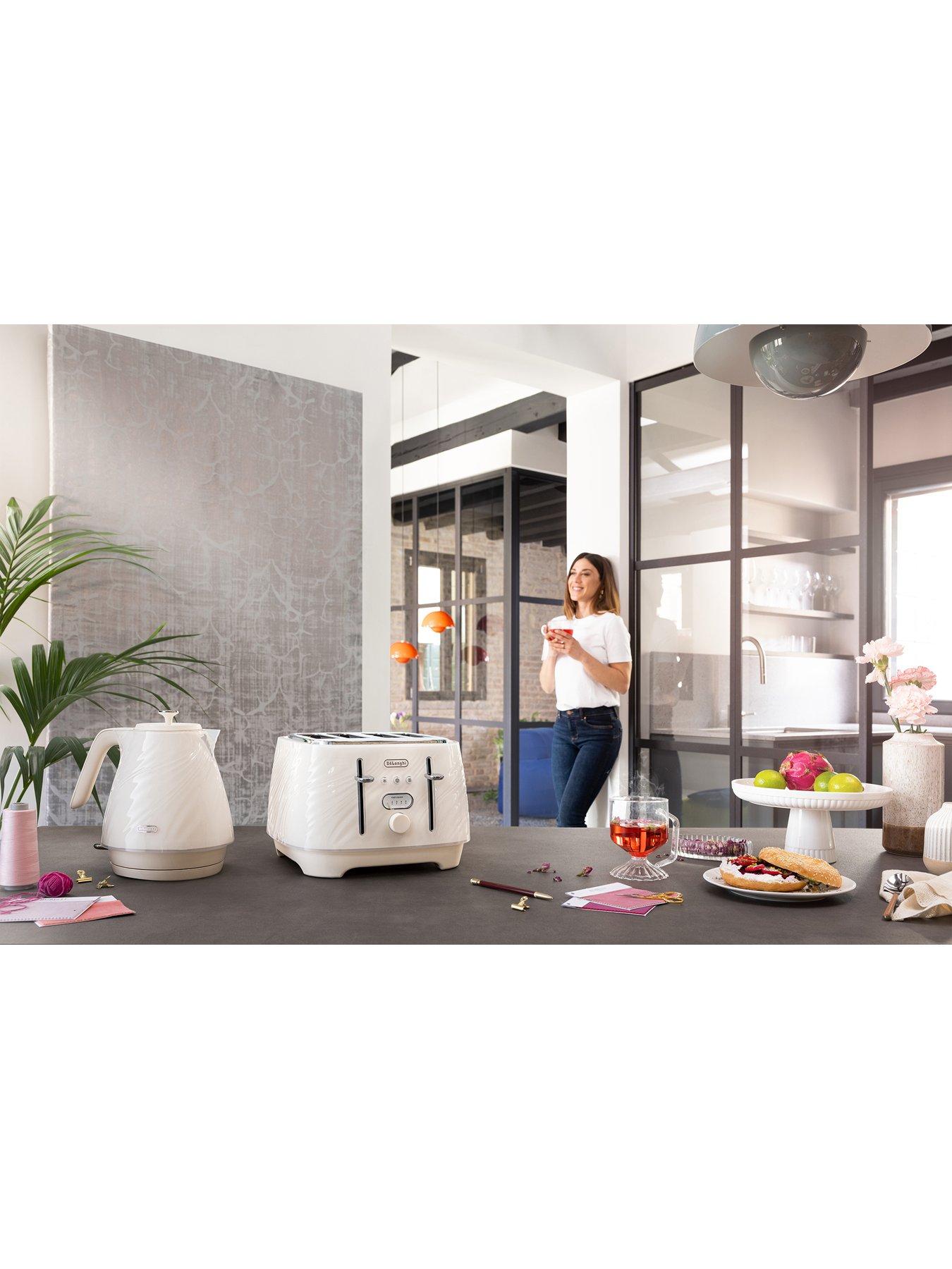 Image 6 of 8 of DeLonghi Ballerina Seta Toaster - Cream