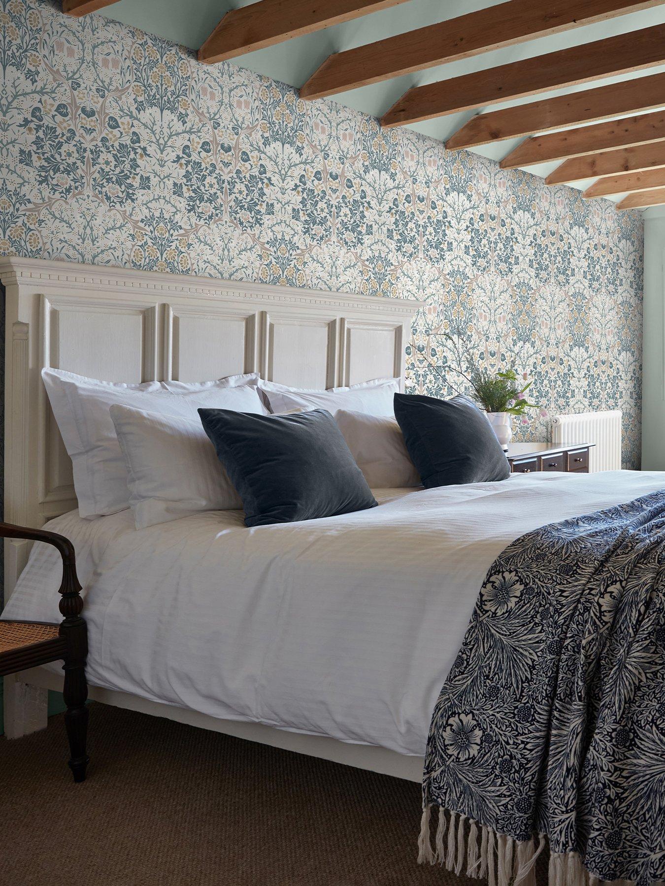 William Morris at Home William Morris Blackthorn Daydream - Wallpaper