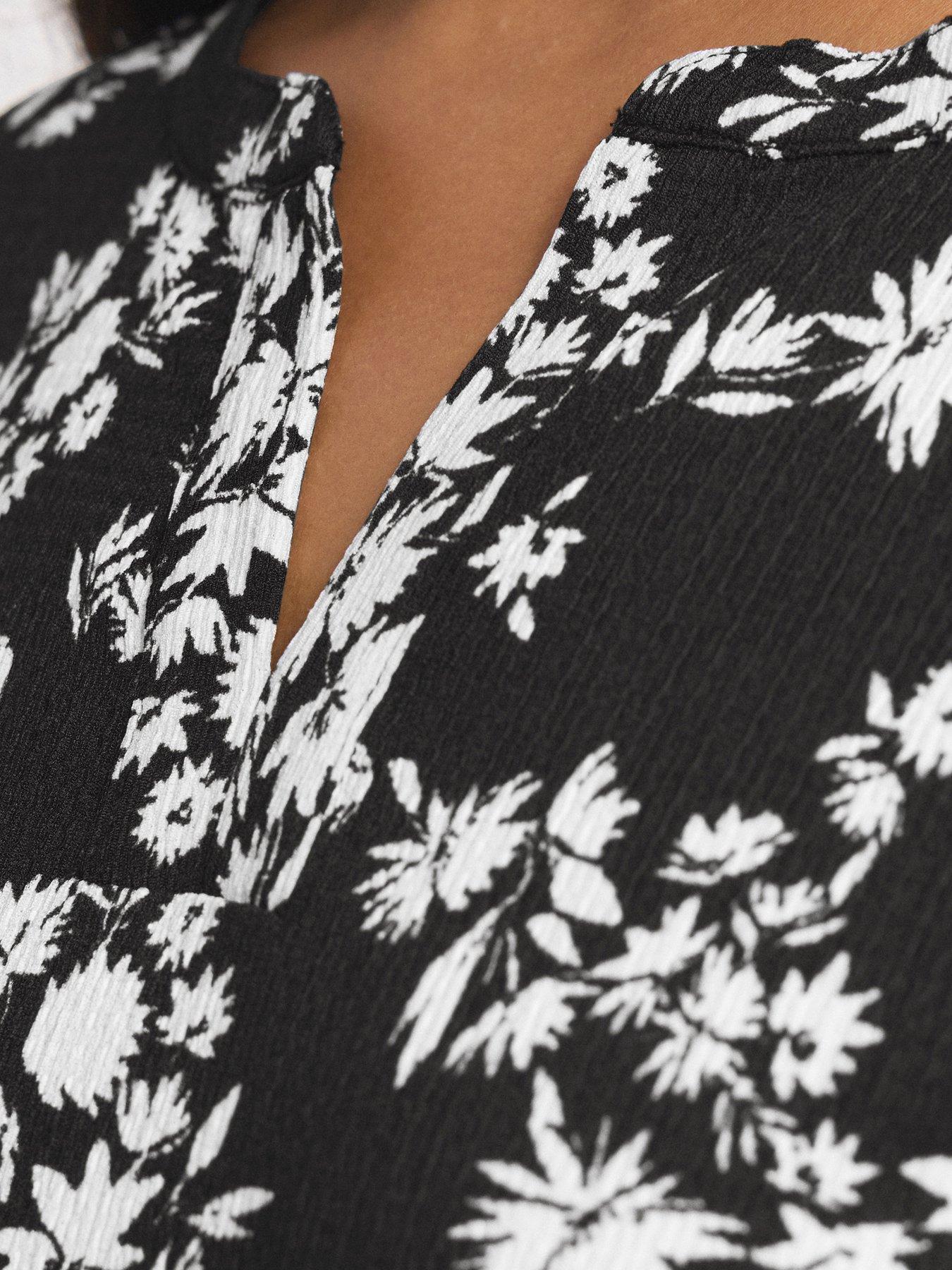 Image 4 of 4 of Yours Curve Notch Neck Texture Top - Black