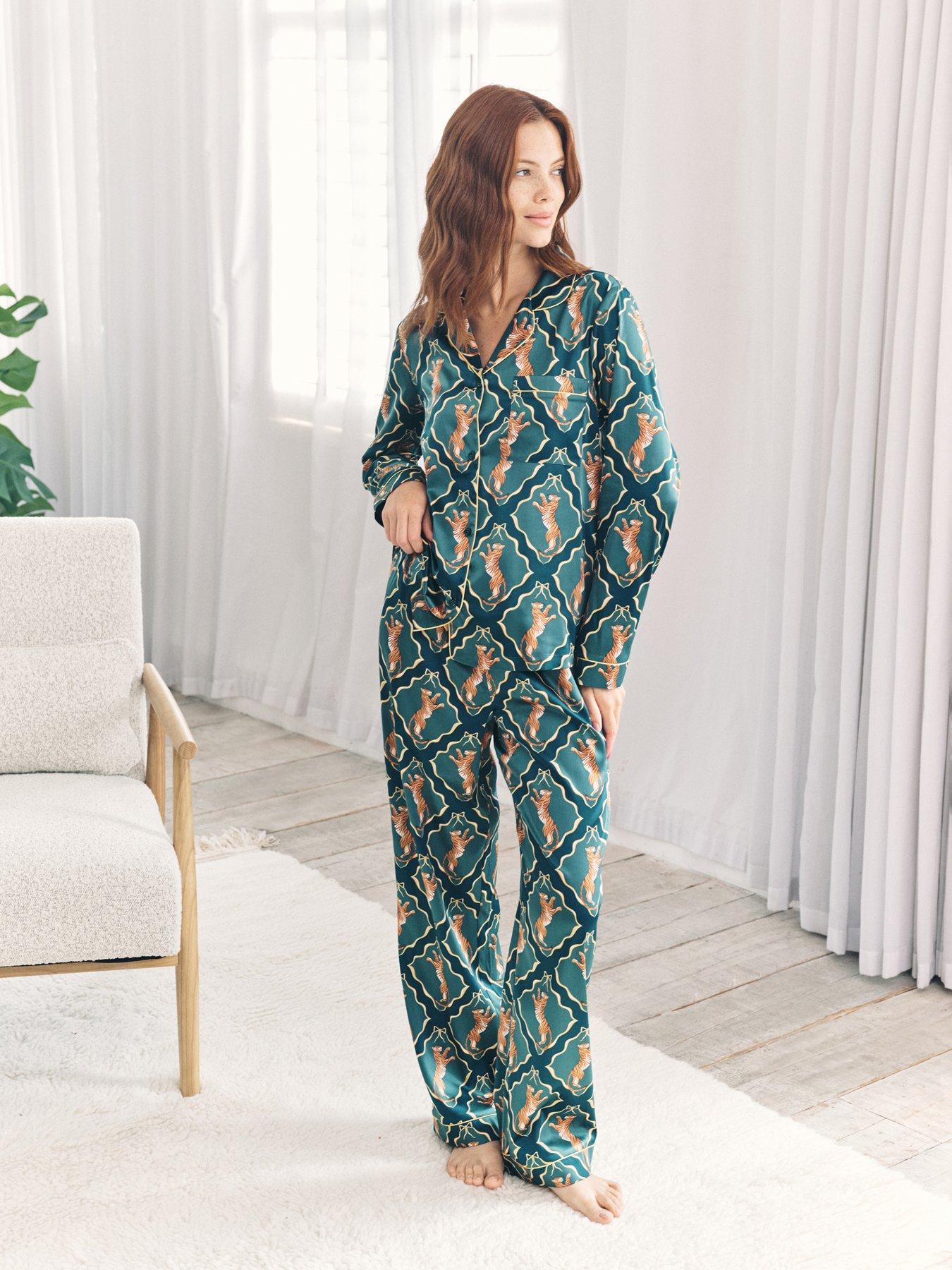 CHELSEA PEERS Classic Long Button Up Pyjama Set In Satin - Green