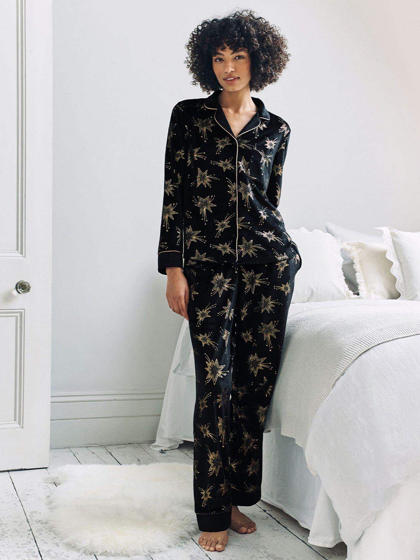 CHELSEA PEERS: Long Button Up Pyjama Set In Velour - Black