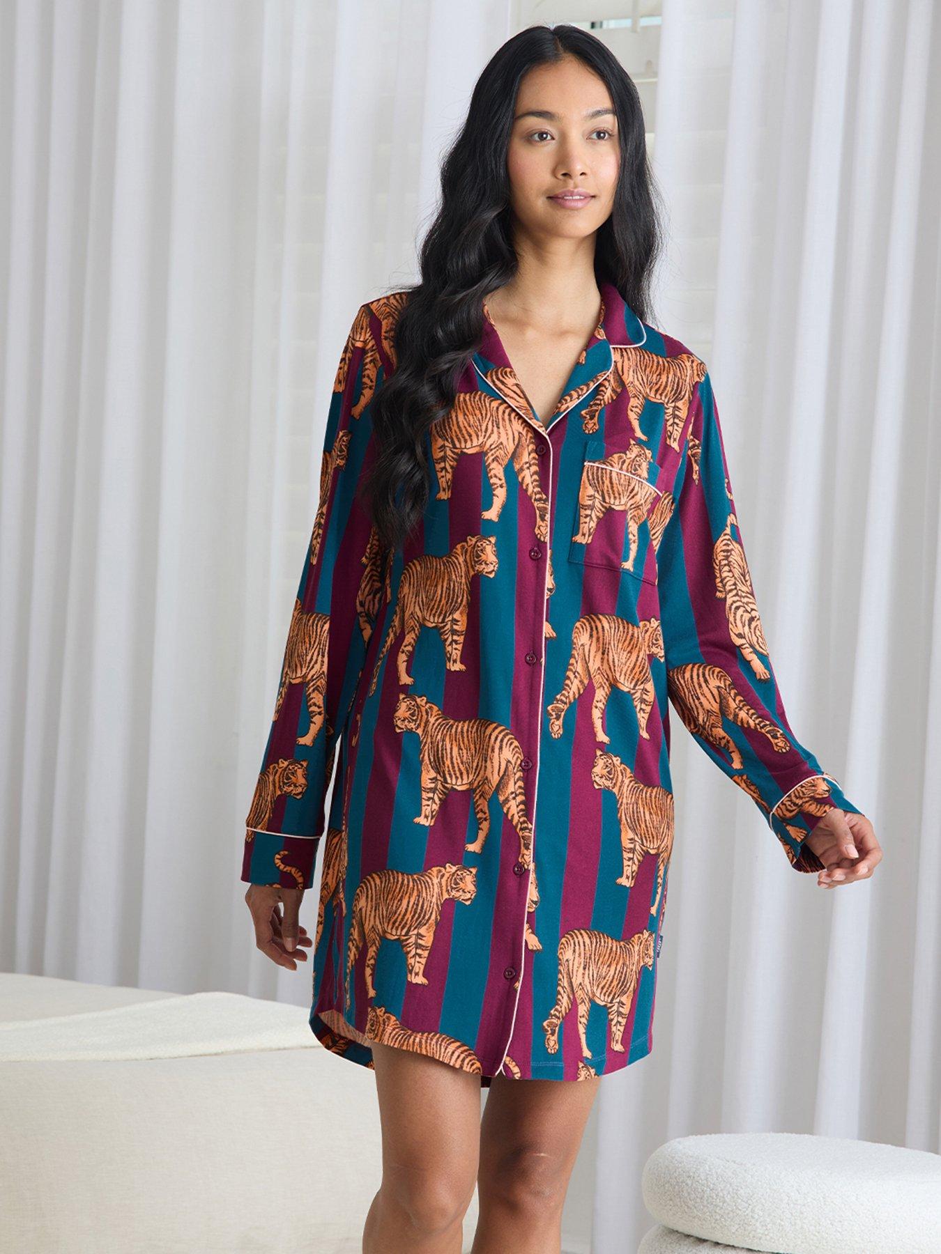 Image 3 of 5 of CHELSEA PEERS Classic Night Shirt In Polyester - Red