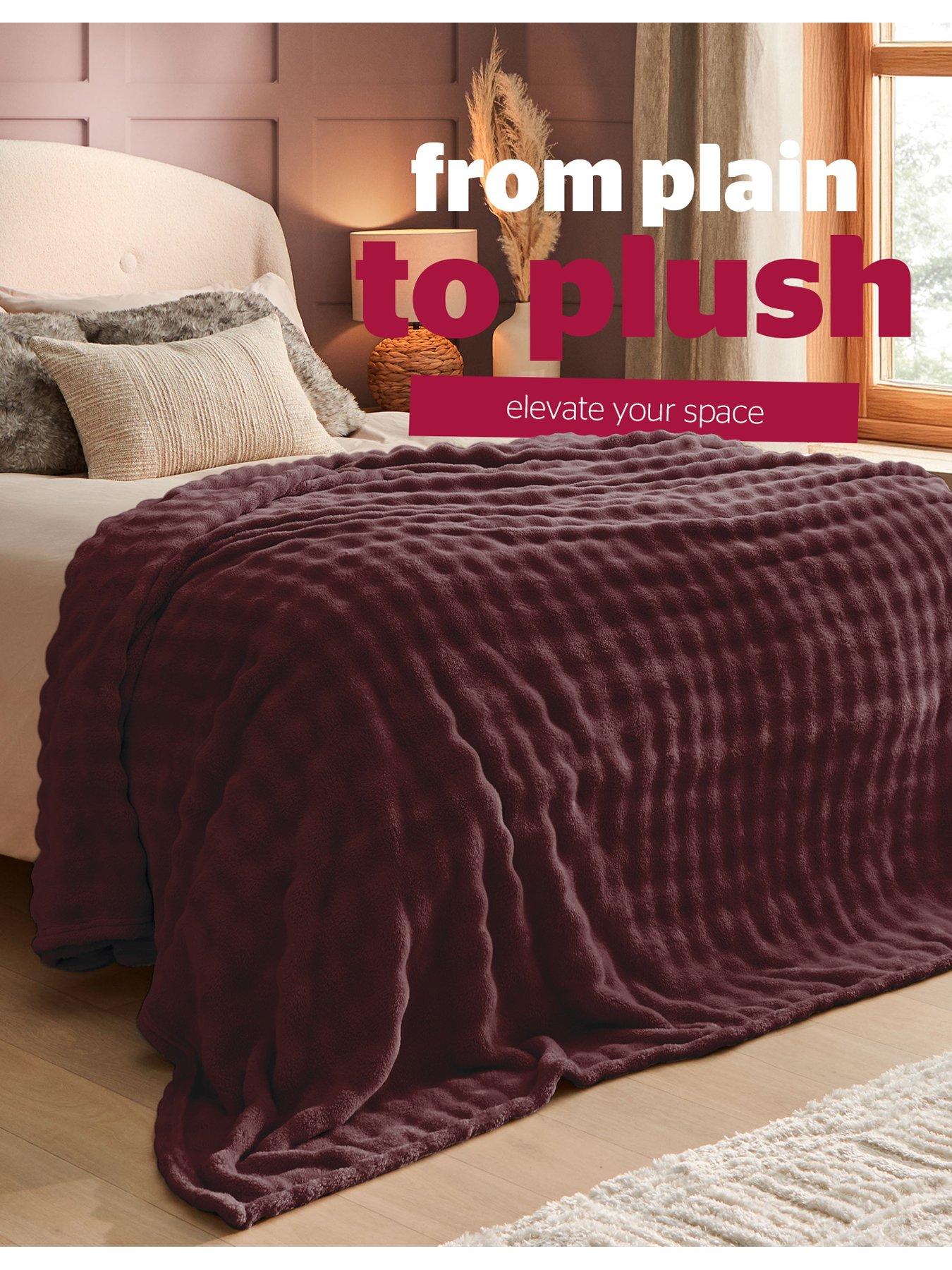 Image 4 of 7 of Silentnight Bubble Fleece Giant Blanket - Berry