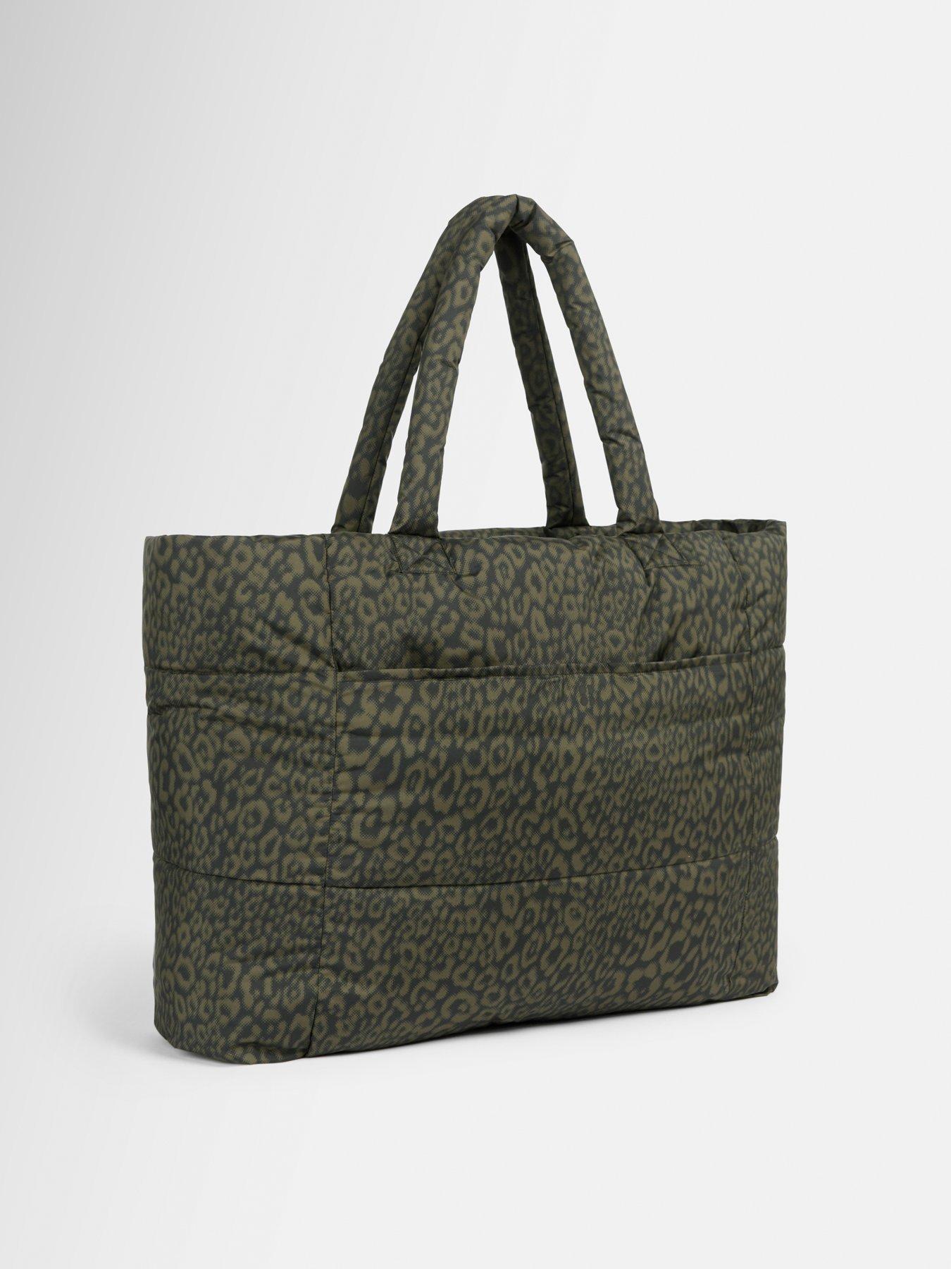 Image 4 of 5 of Sweaty Betty Nimbus Large Cloud Bag - Leopard Print
