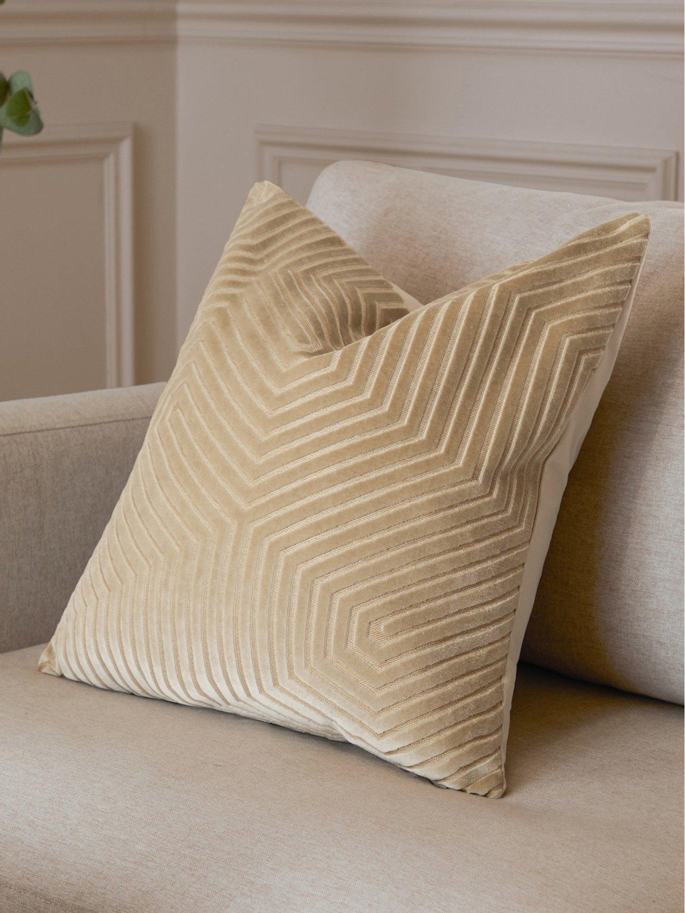 paoletti-evoke-polyester-cushion