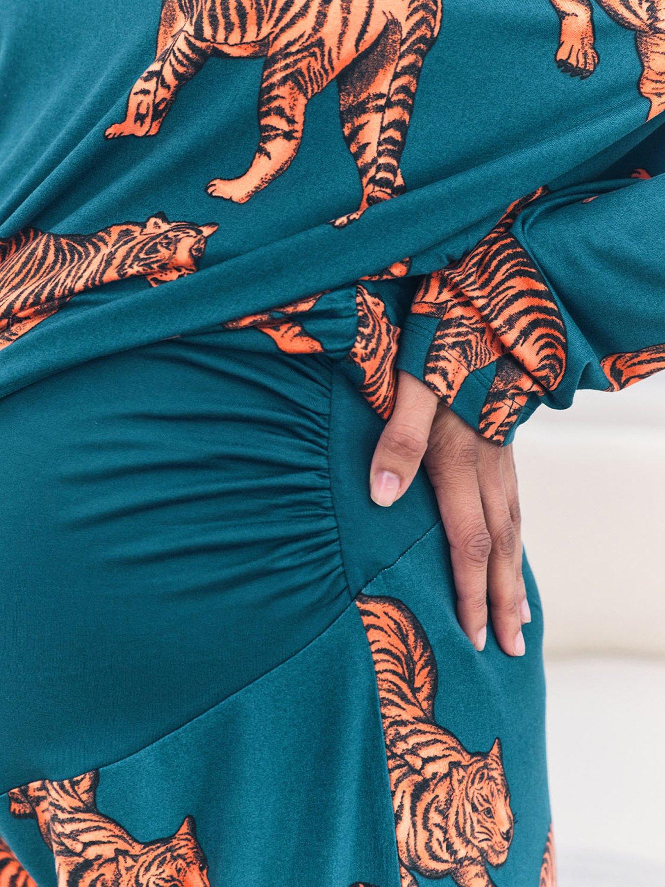 Image 5 of 5 of CHELSEA PEERS Maternity Long Sleeve Crew Neck Set With Tiger Print In Polyester
