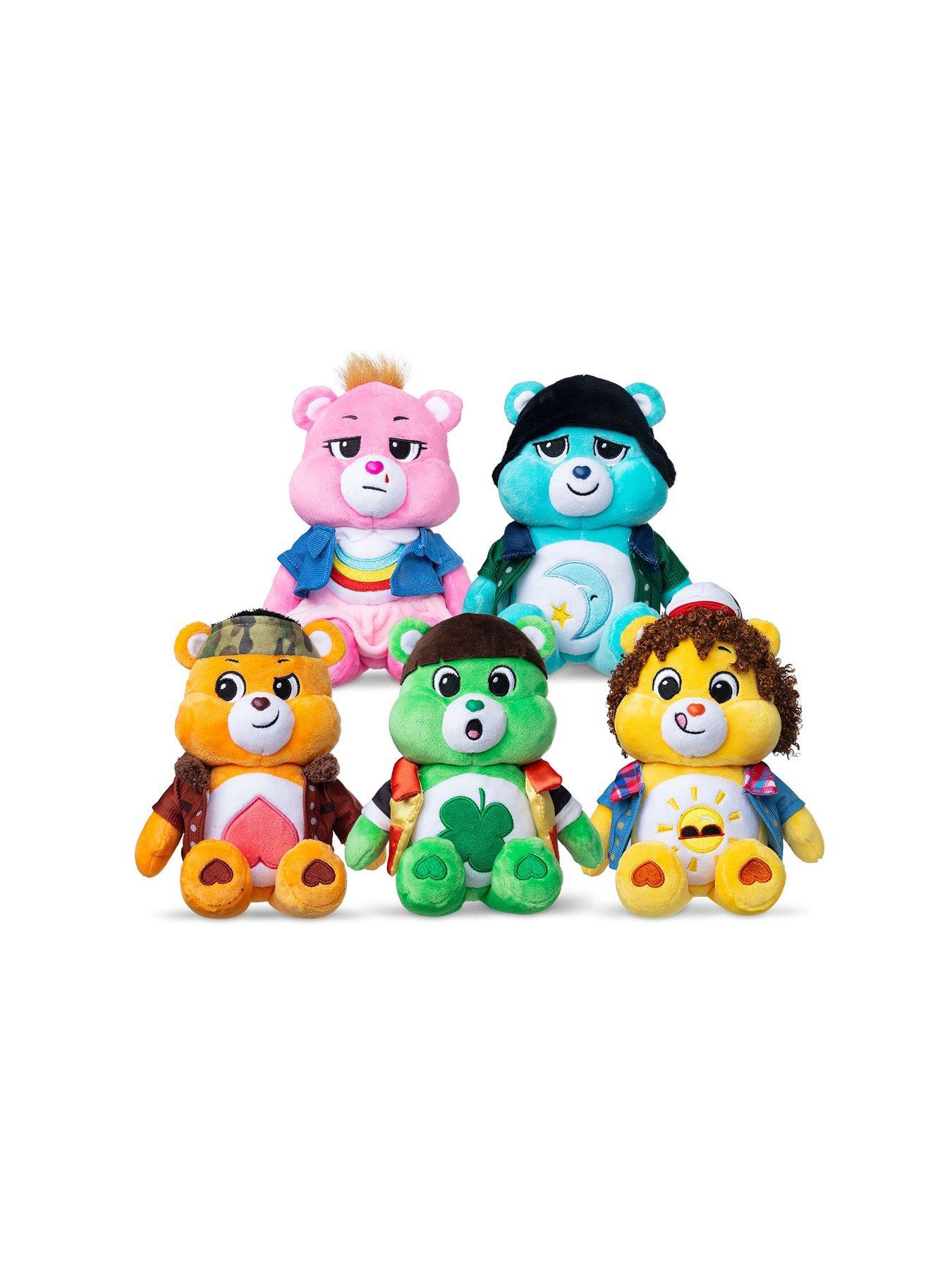 Basic Fun Care Bears x Stranger Things Good Luck Bear como Will – Peluche 22 cm – Edición Limitada – Regalo para Fans de Stranger Things