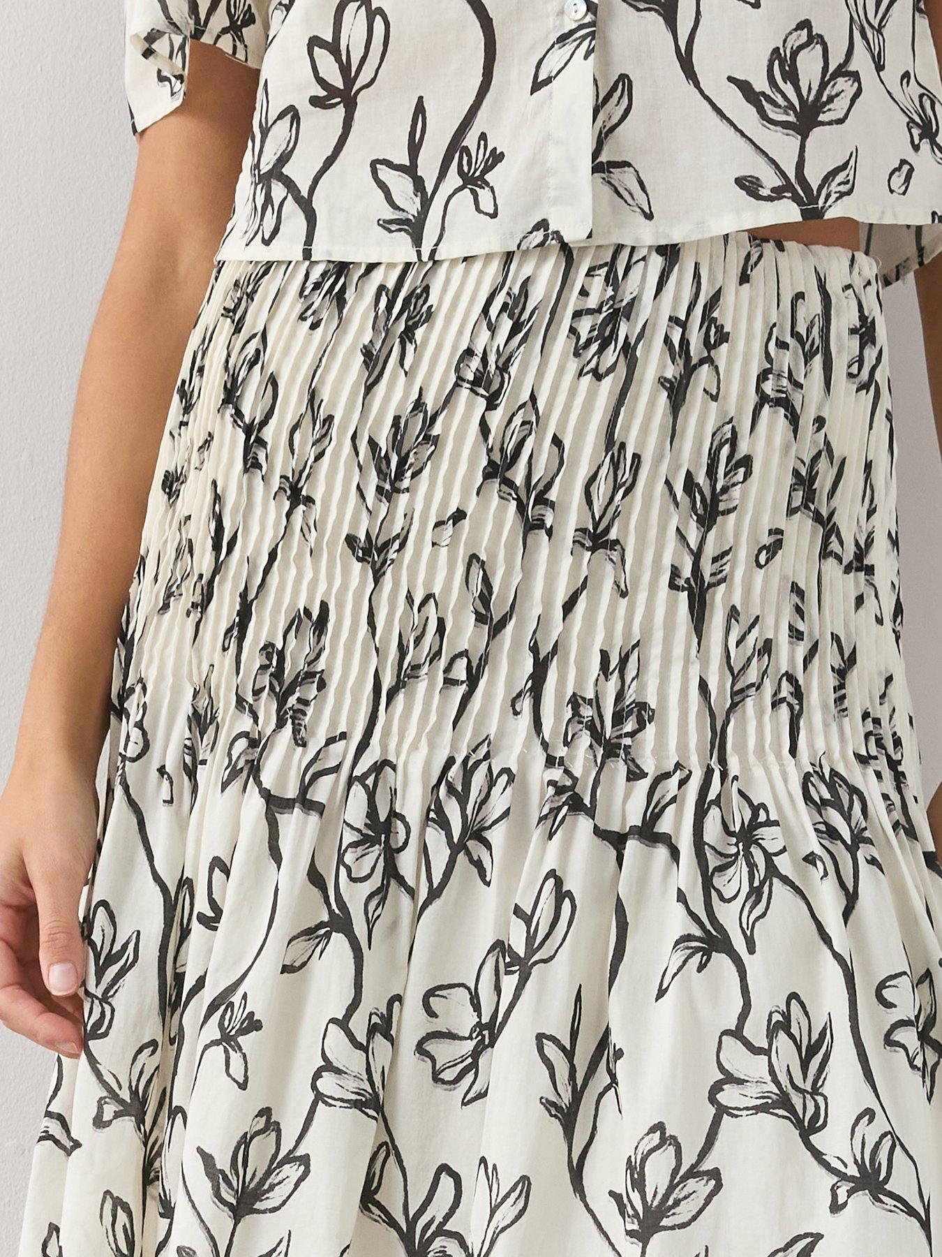 Image 4 of 6 of The Very Collection Floral Print Pintuck Poplin Co-Ord Full Skirt - Print