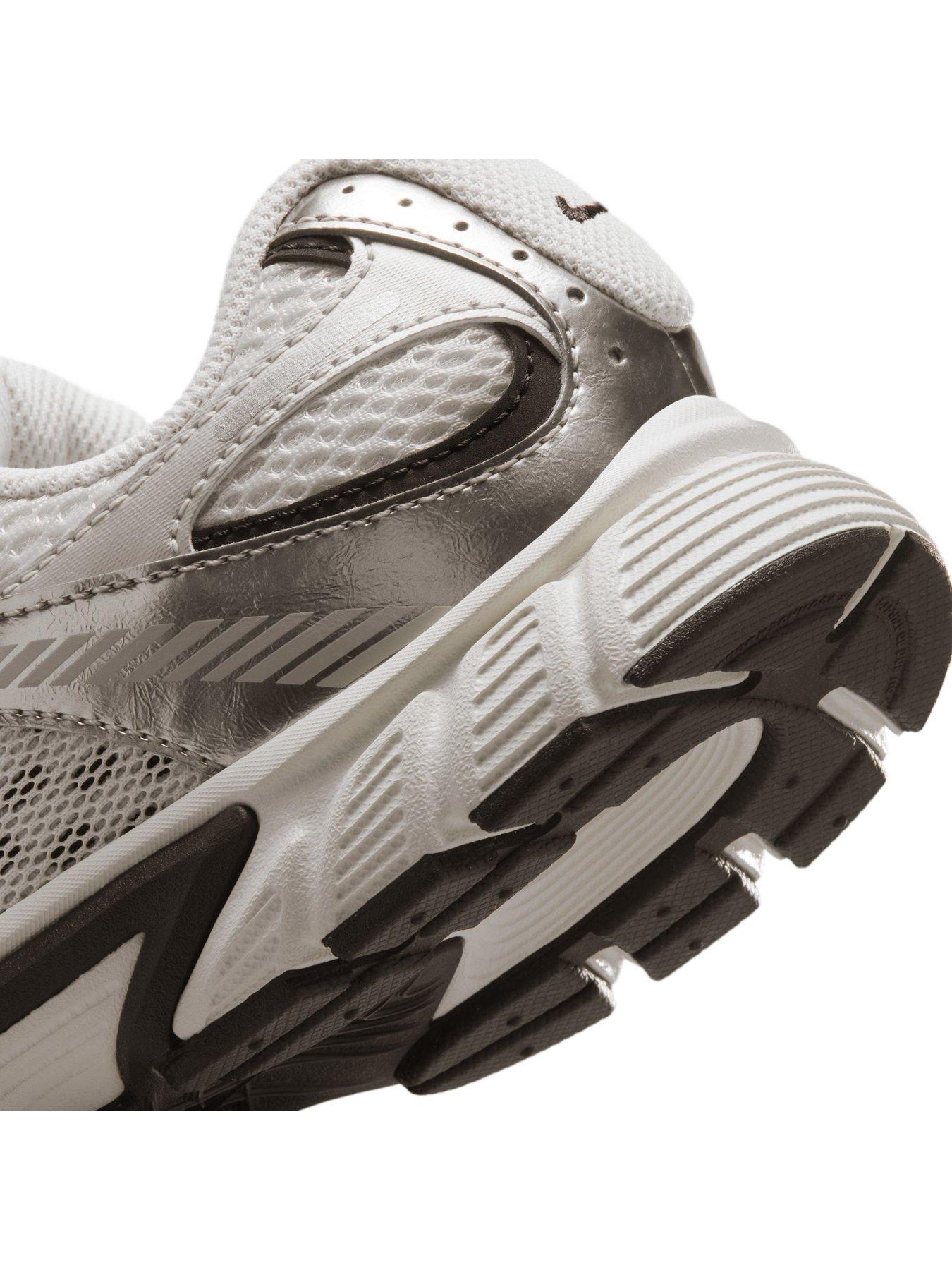 Image 7 of 8 of Nike Big Kids' V5 RNR Trainers - White