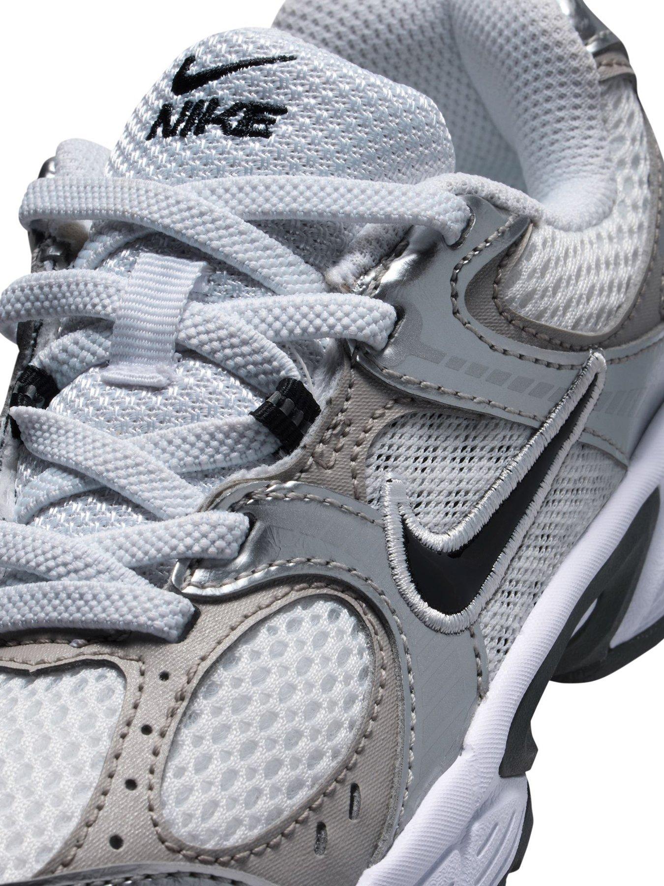 Image 6 of 7 of Nike Little Kids' V5 RNR Trainers - White