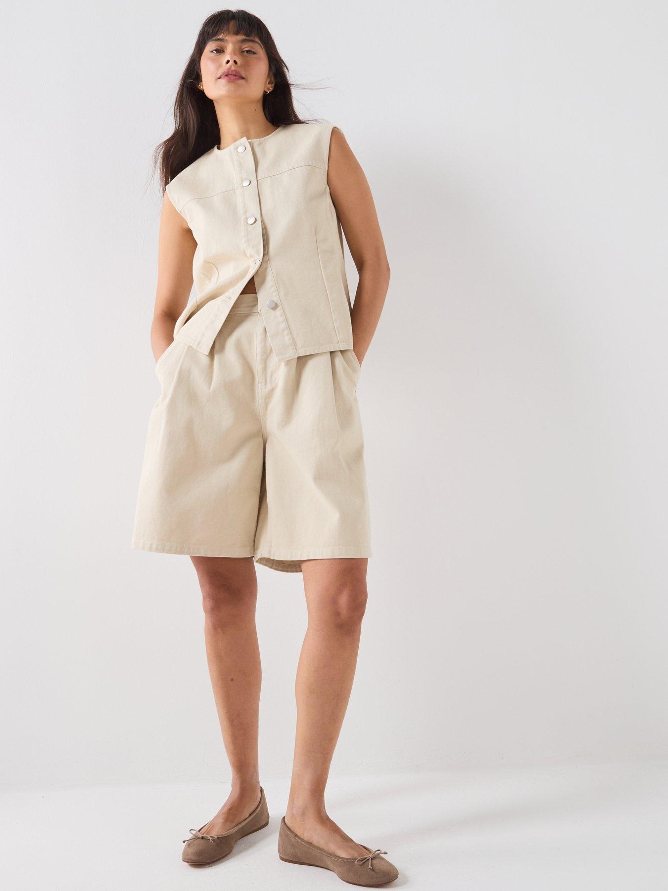 Image 3 of 6 of Barbour Daya Shorts - Yellow