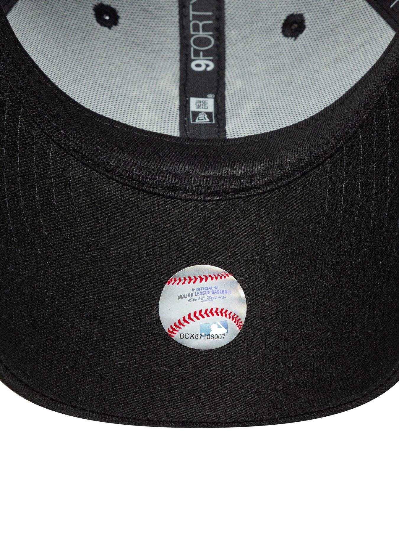 Image 5 of 5 of New Era New York Yankees Animal Infill 9Forty MLB Cap - Black
