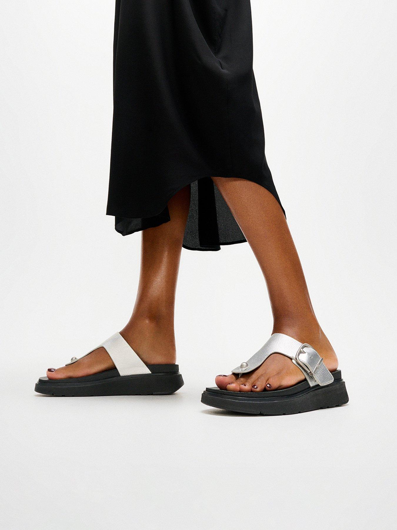 fitflop-gen-ff-buckle-tumbled-leather-toe-post-sandals-silver