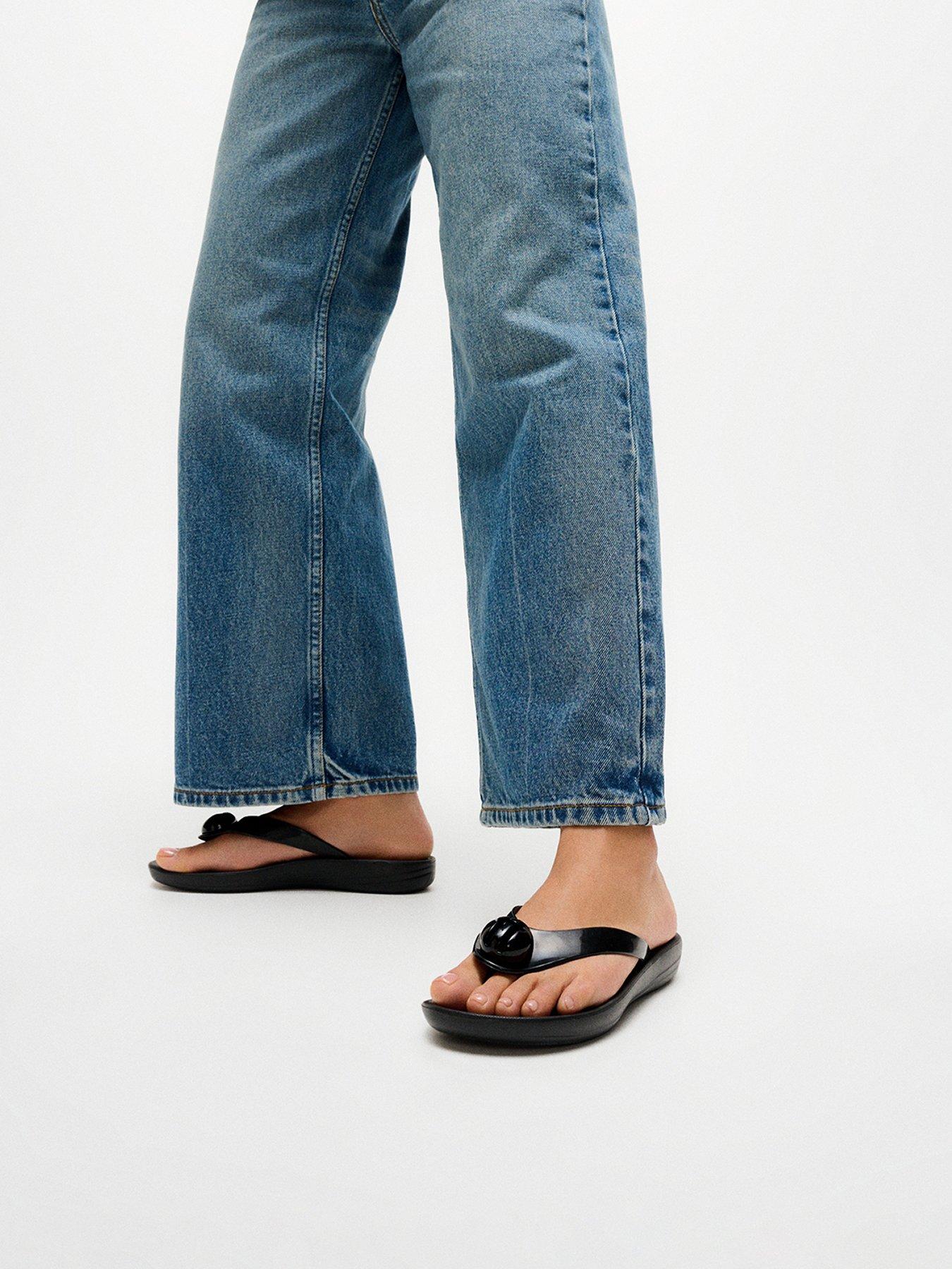 FitFlop Iqushion Glossy Button Flip-flops - Black