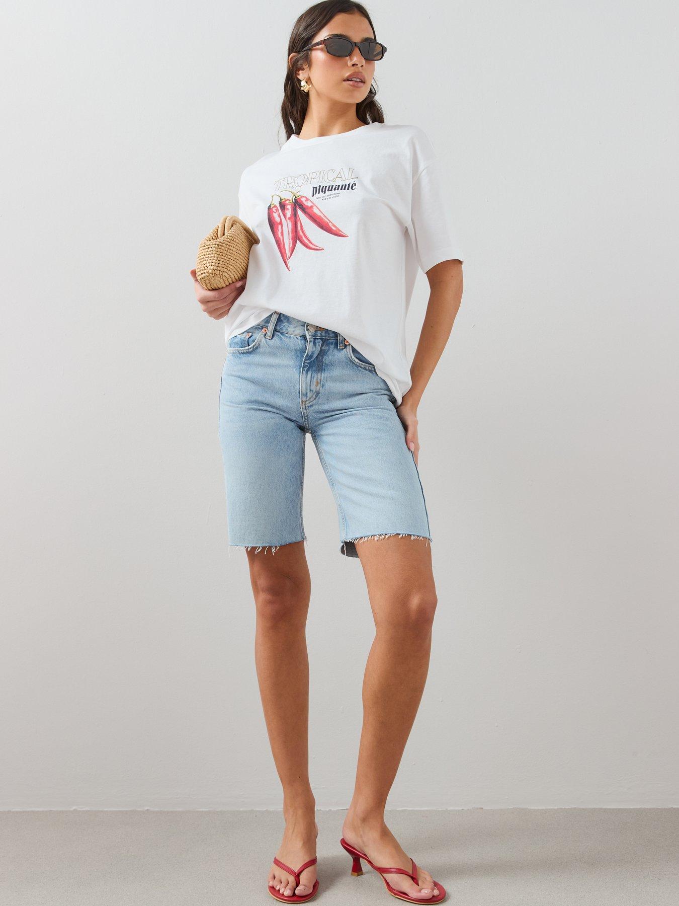 Image 3 of 7 of The Very Collection Chilli Oversized Graphic T-Shirt - White