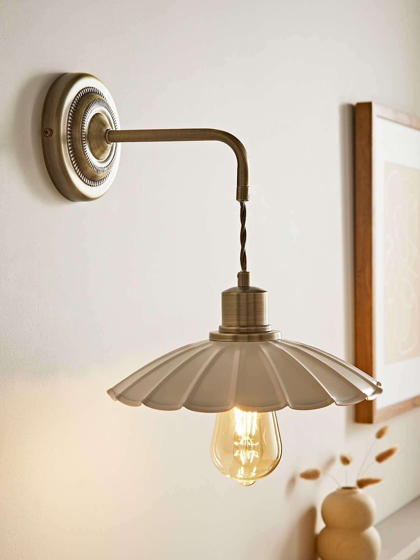 ValueLights Holborn Scallop Adjustable Wall Light