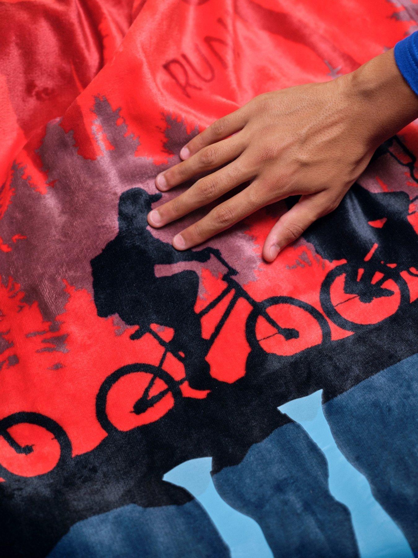 Dreamland Netflix Stranger Things Colour Changing Heated Throw | Very