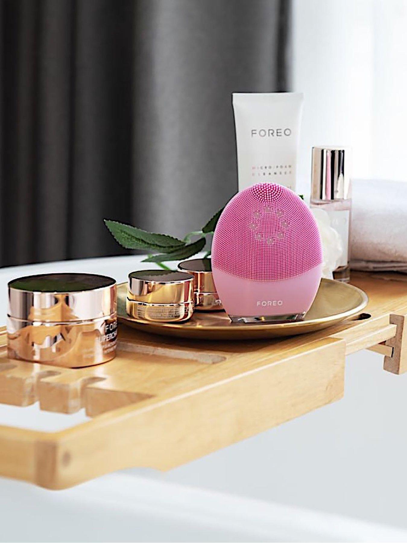 FOREO LUNA 4 Plus Facial Cleansing Device - Microcurrent & Red