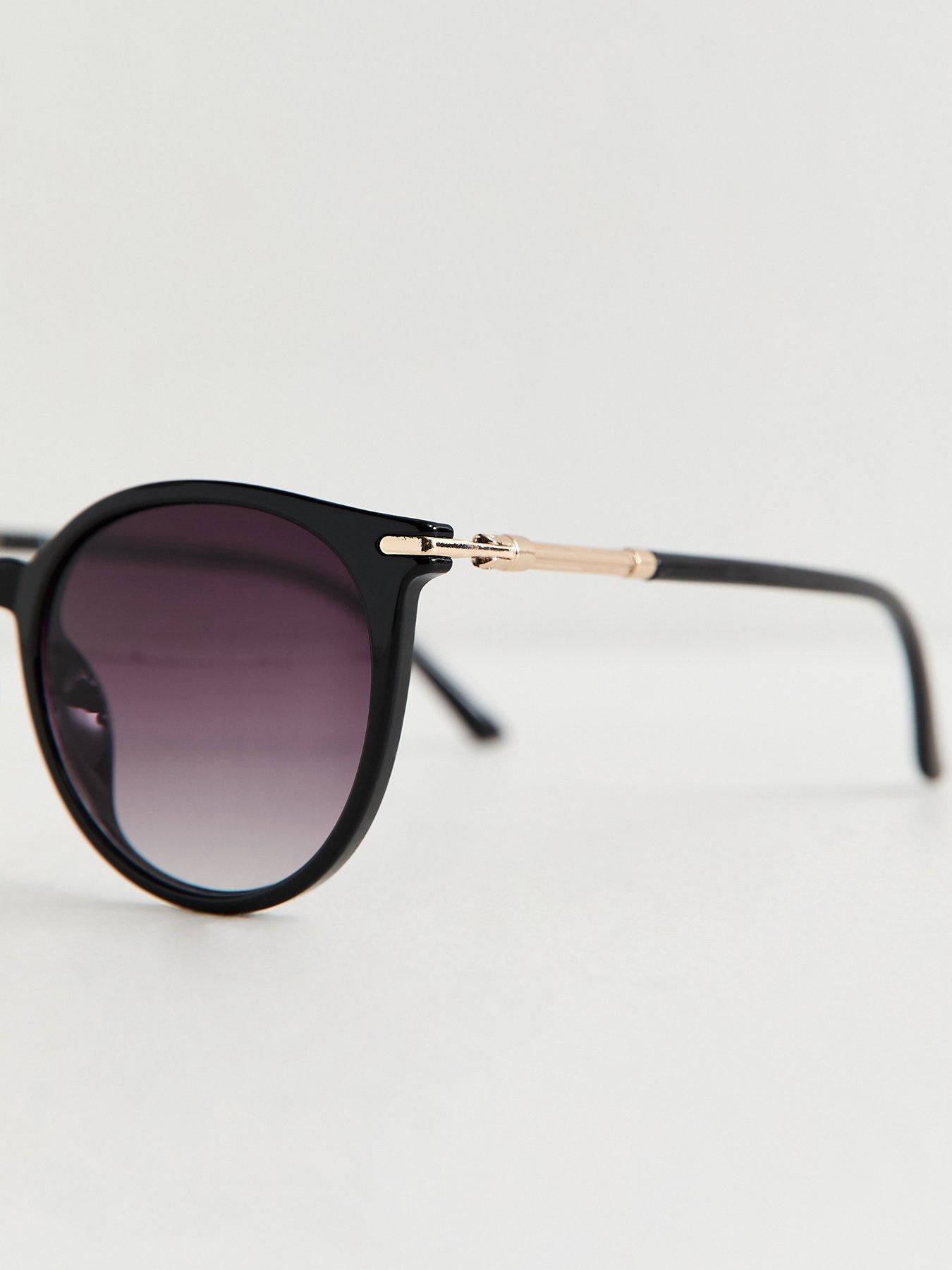 Image 4 of 4 of New Look Round Frame Sunglasses - Black