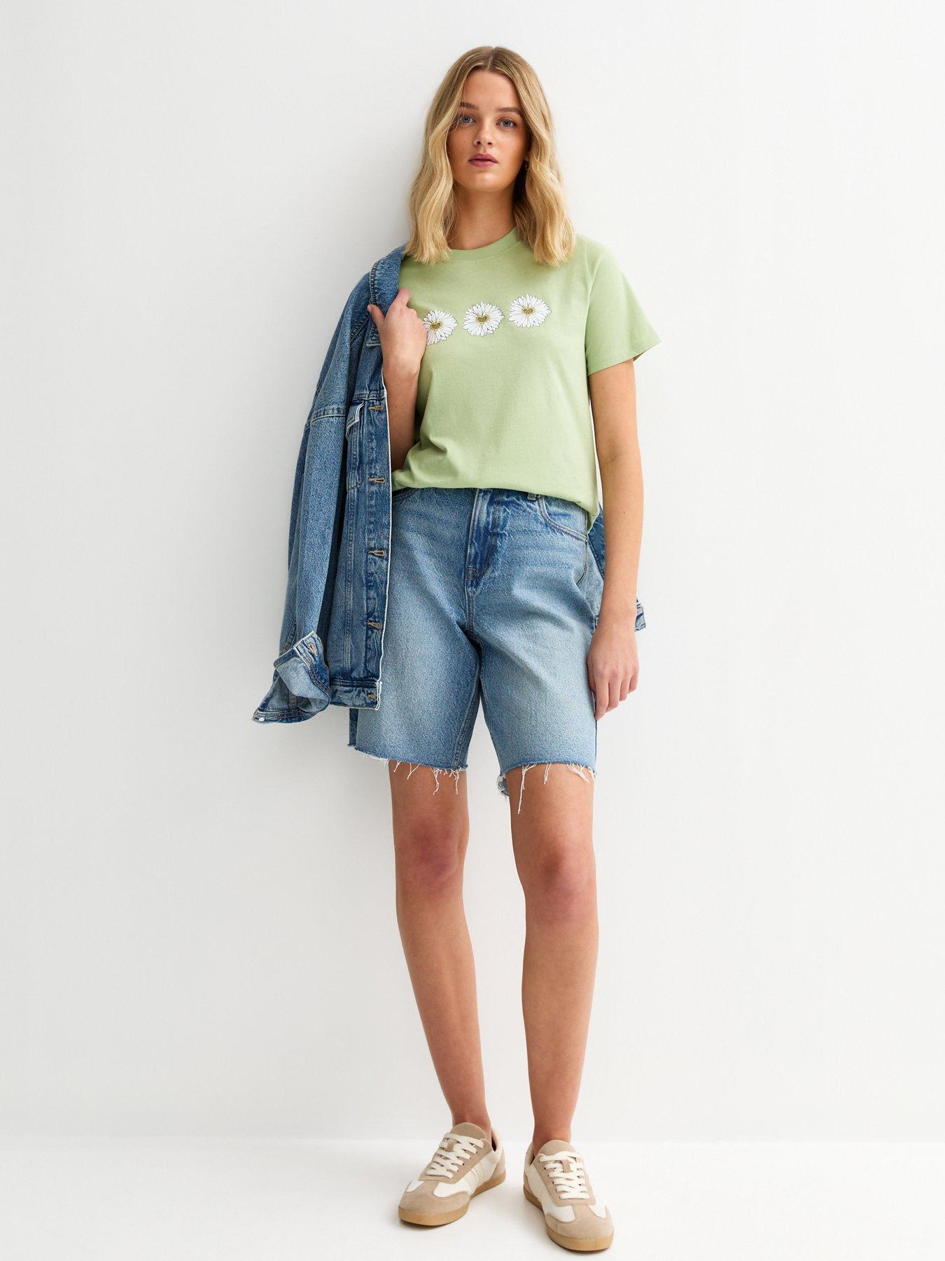 Image 3 of 5 of New Look Daisy Print T-Shirt - Green