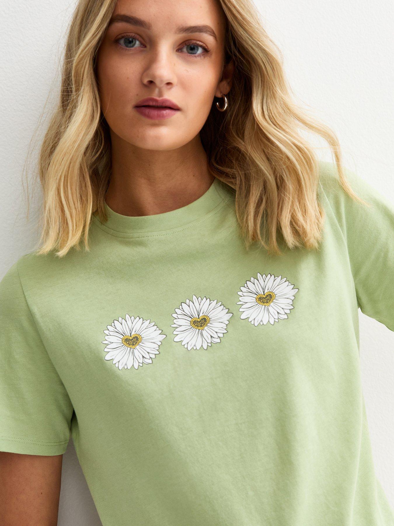 Image 4 of 5 of New Look Daisy Print T-Shirt - Green
