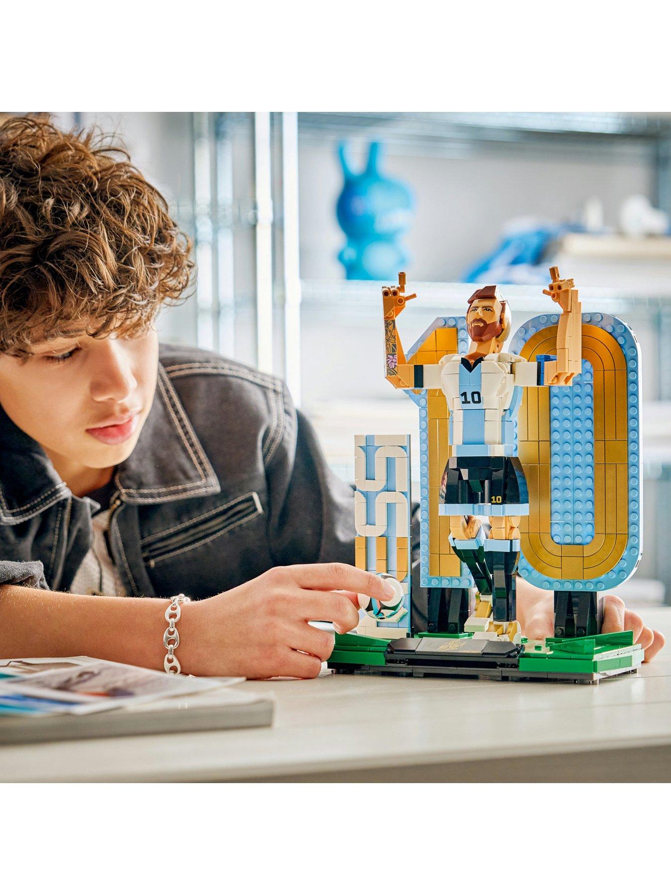 Image 6 of 8 of LEGO Editions Lionel Messi - Football Legend 43015