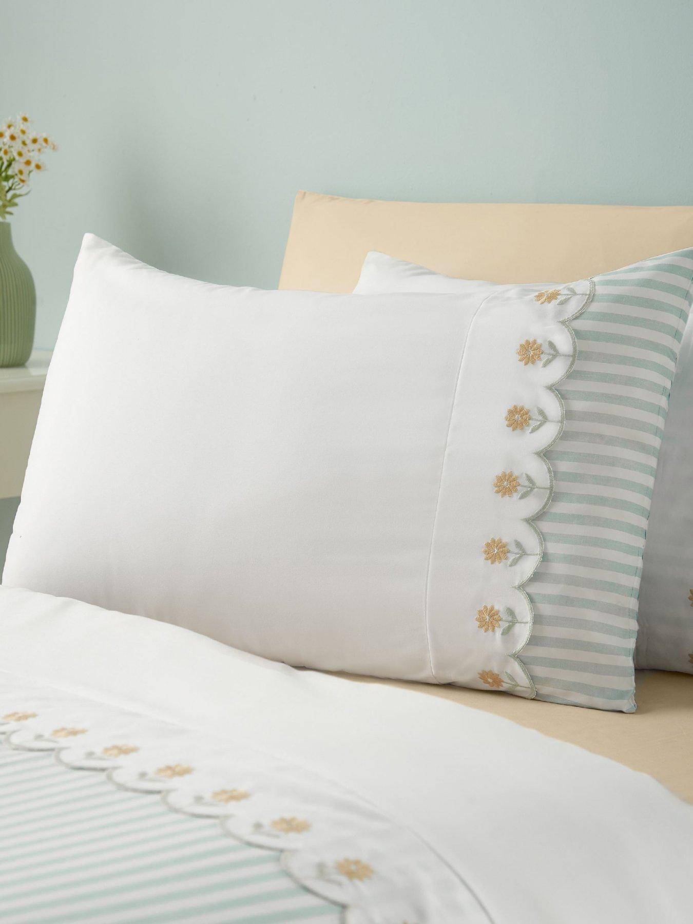 Catherine Lansfield Catherine Lansfield Embroidered Daisy Soft Touch Duvet Cover Set Sage Green