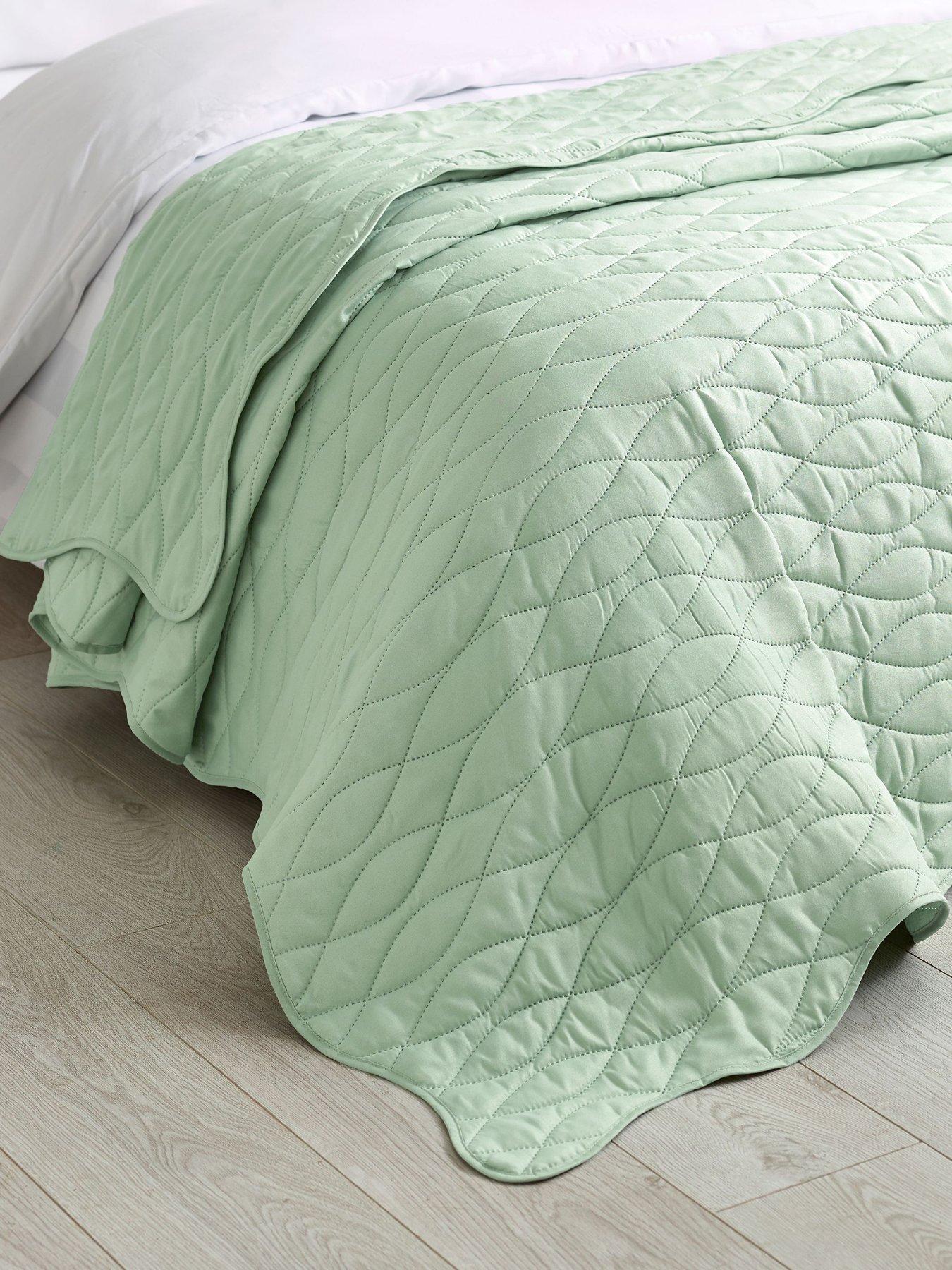 Catherine Lansfield Scallop Waves Bedspread 240X260 Green
