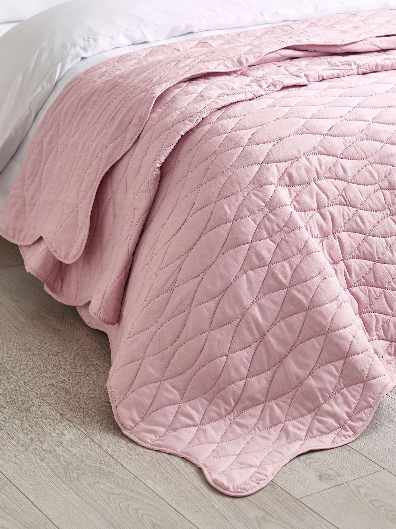 Catherine Lansfield Catherine Lansfield Scallop Waves Quilted Bedspread Pink