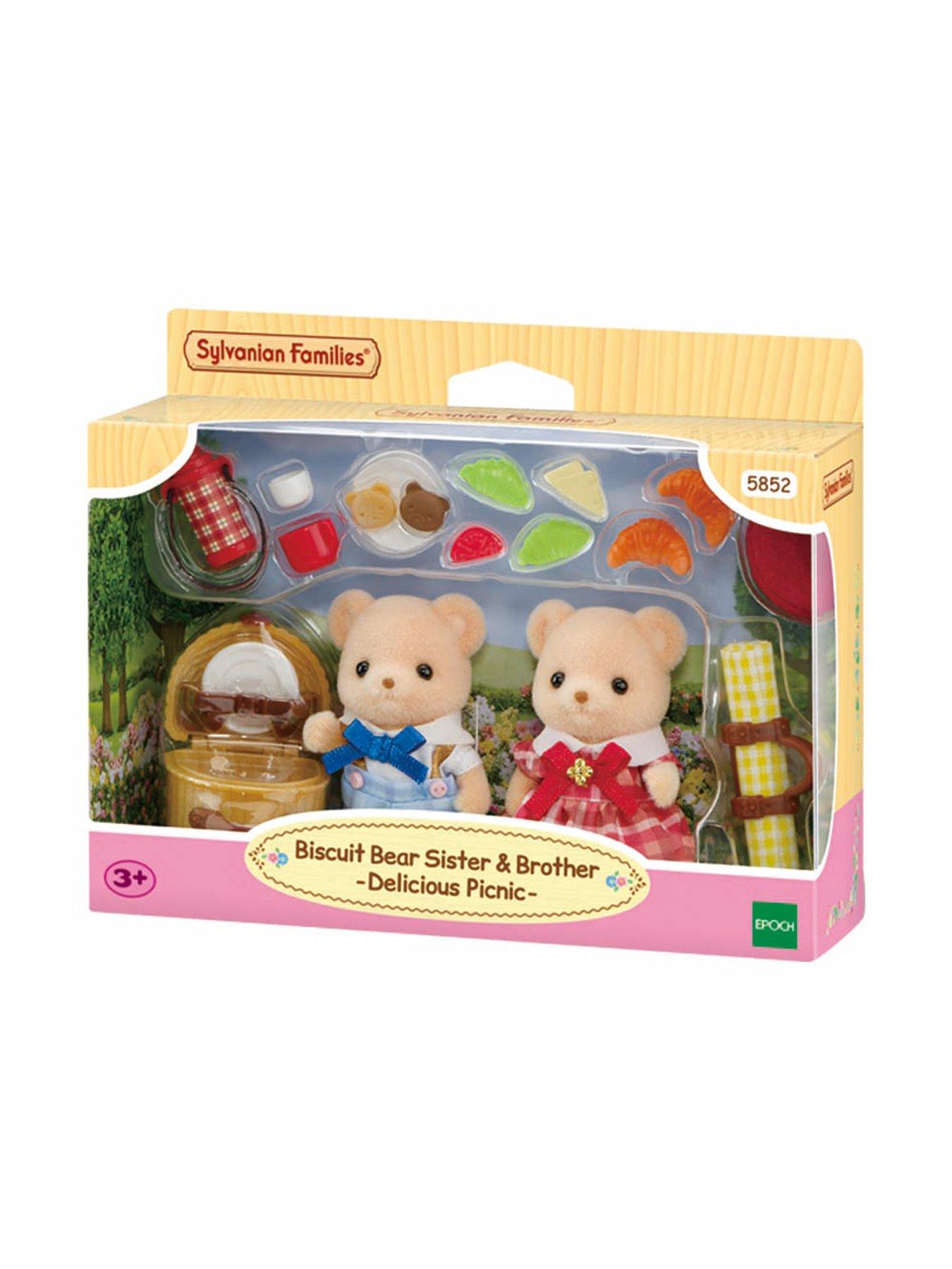 Sylvanian Families 5851 Famiglia Orso Biscotto – Set 3 Figure Con Accessori, Gioco Di Ruolo