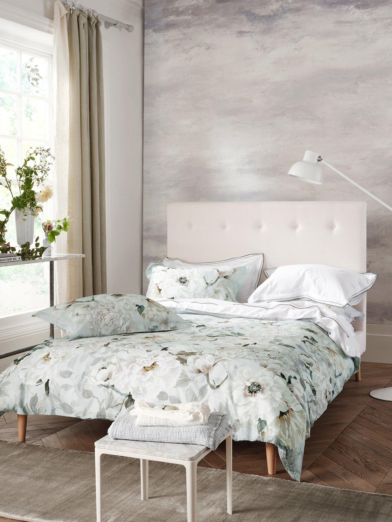 Designers Guild Fleur Blanche 100% Cotton Sateen Platinum Quilt Set