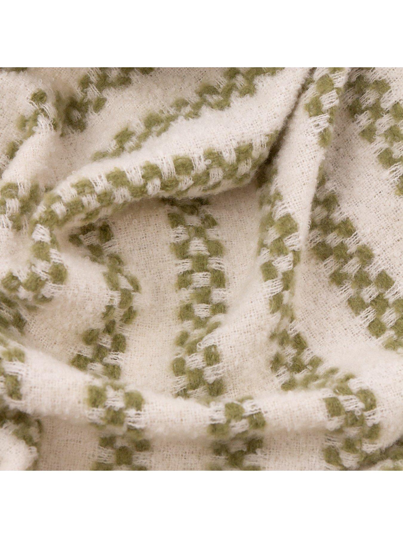 Image 3 of 3 of HOEM Clyne 130x180 Throw Olive