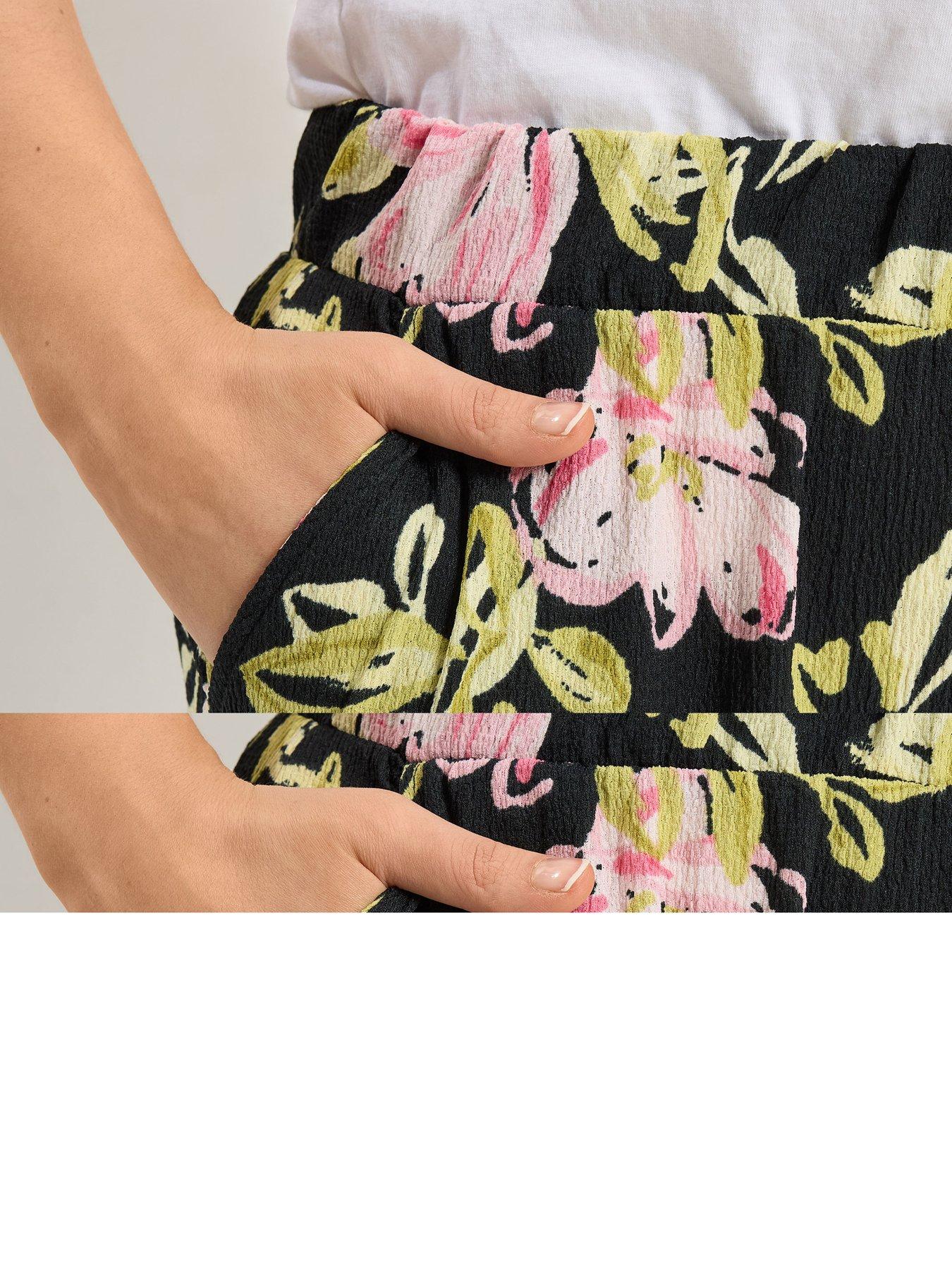 Image 4 of 5 of Yours Curve Printed Jersey Culotte - Black