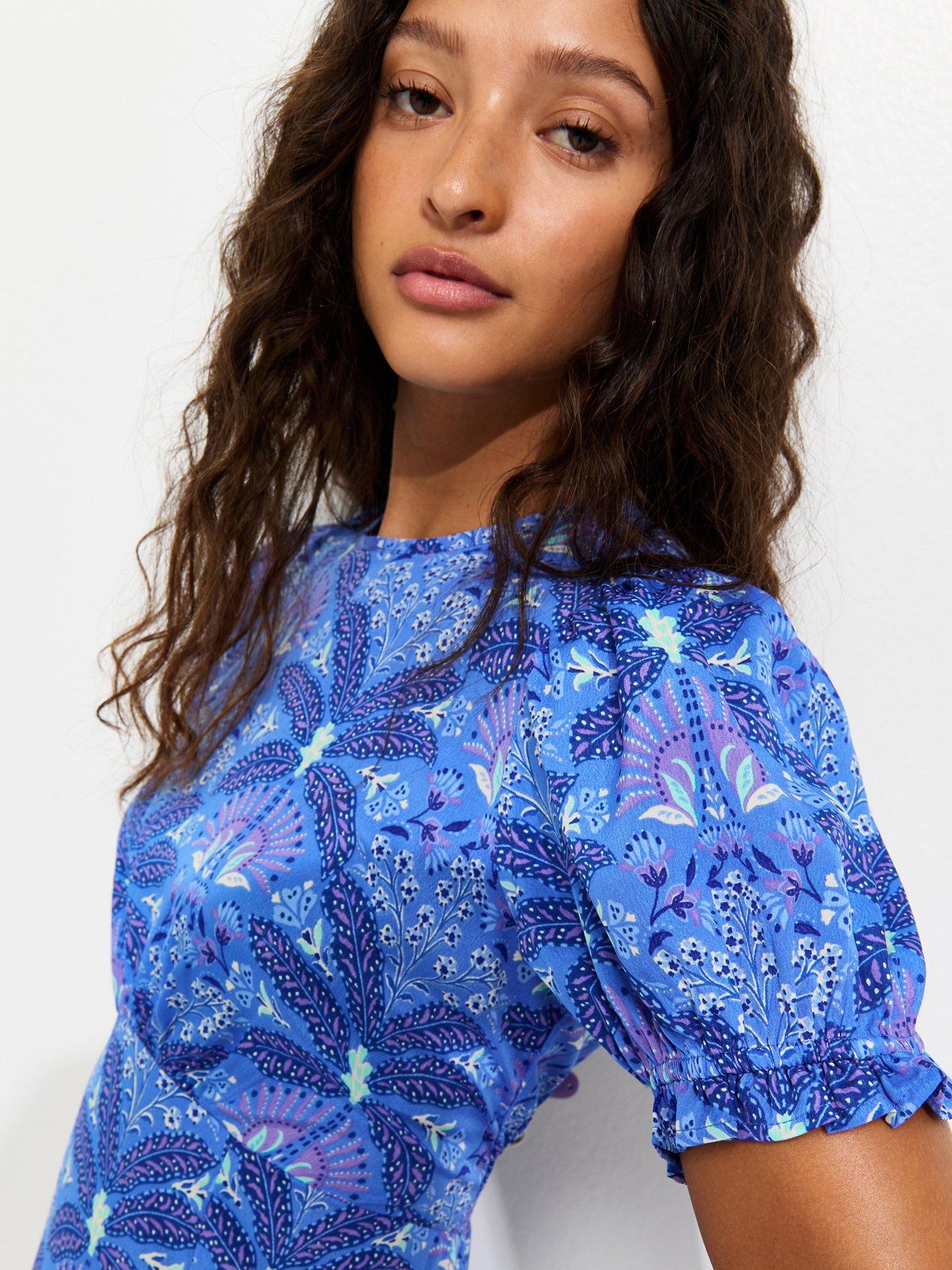 Image 4 of 5 of New Look Tropical Print Crepe Short Sleeve Midi Dress - Blue