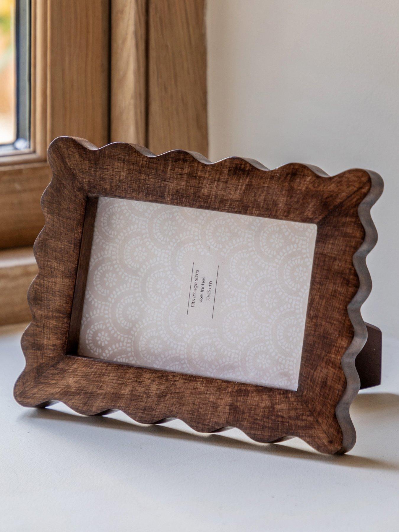 Image 1 of 5 of Gallery Direct 4x6 Mango Wood Scallop Photo Frame