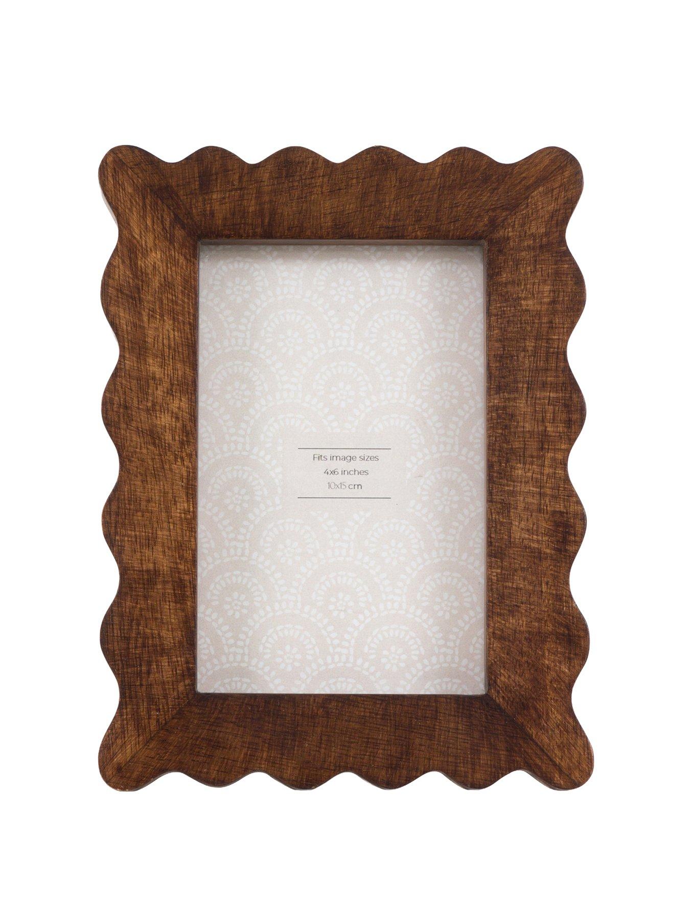 Image 2 of 5 of Gallery Direct 4x6 Mango Wood Scallop Photo Frame