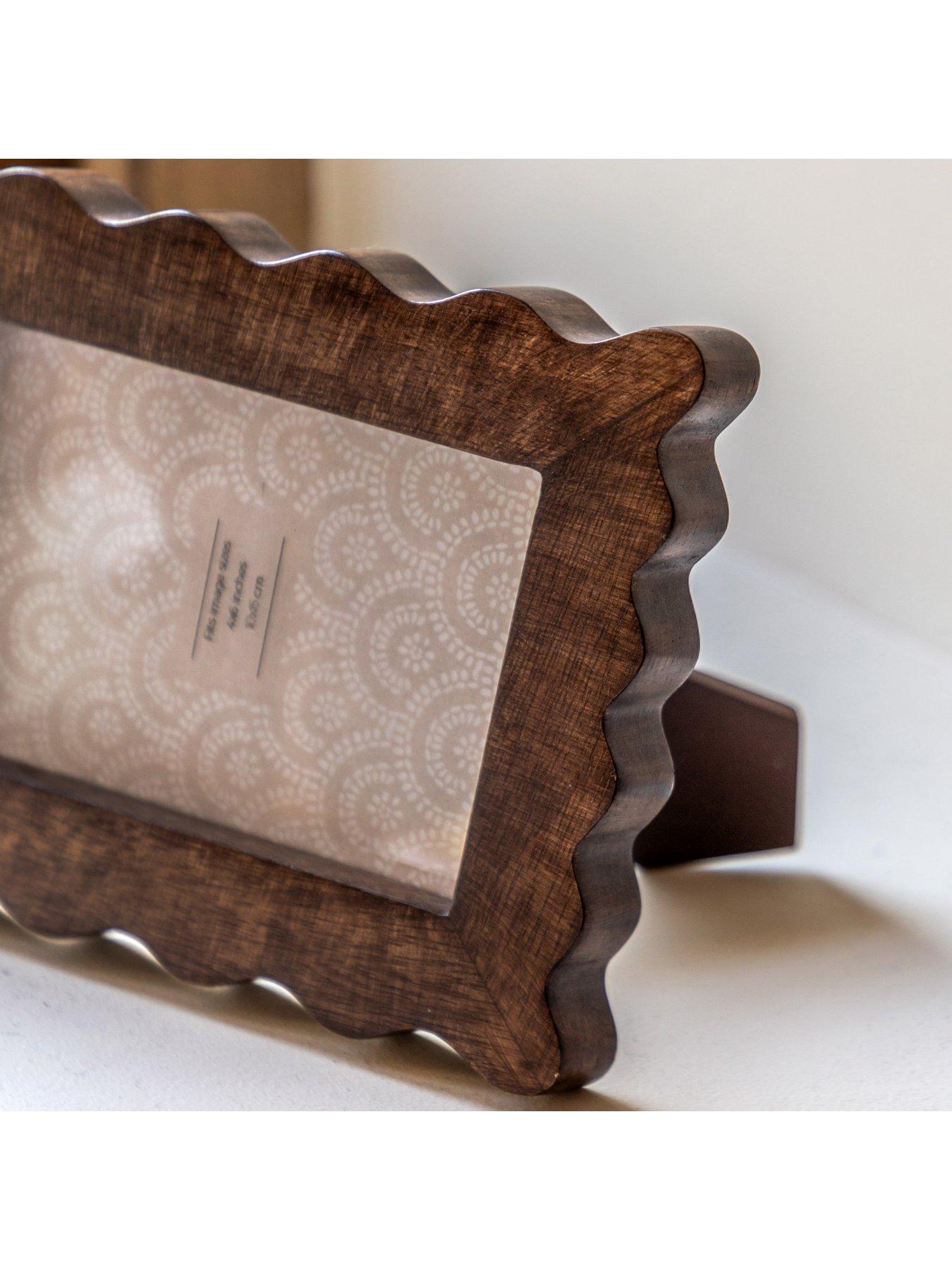 Image 3 of 5 of Gallery Direct 4x6 Mango Wood Scallop Photo Frame