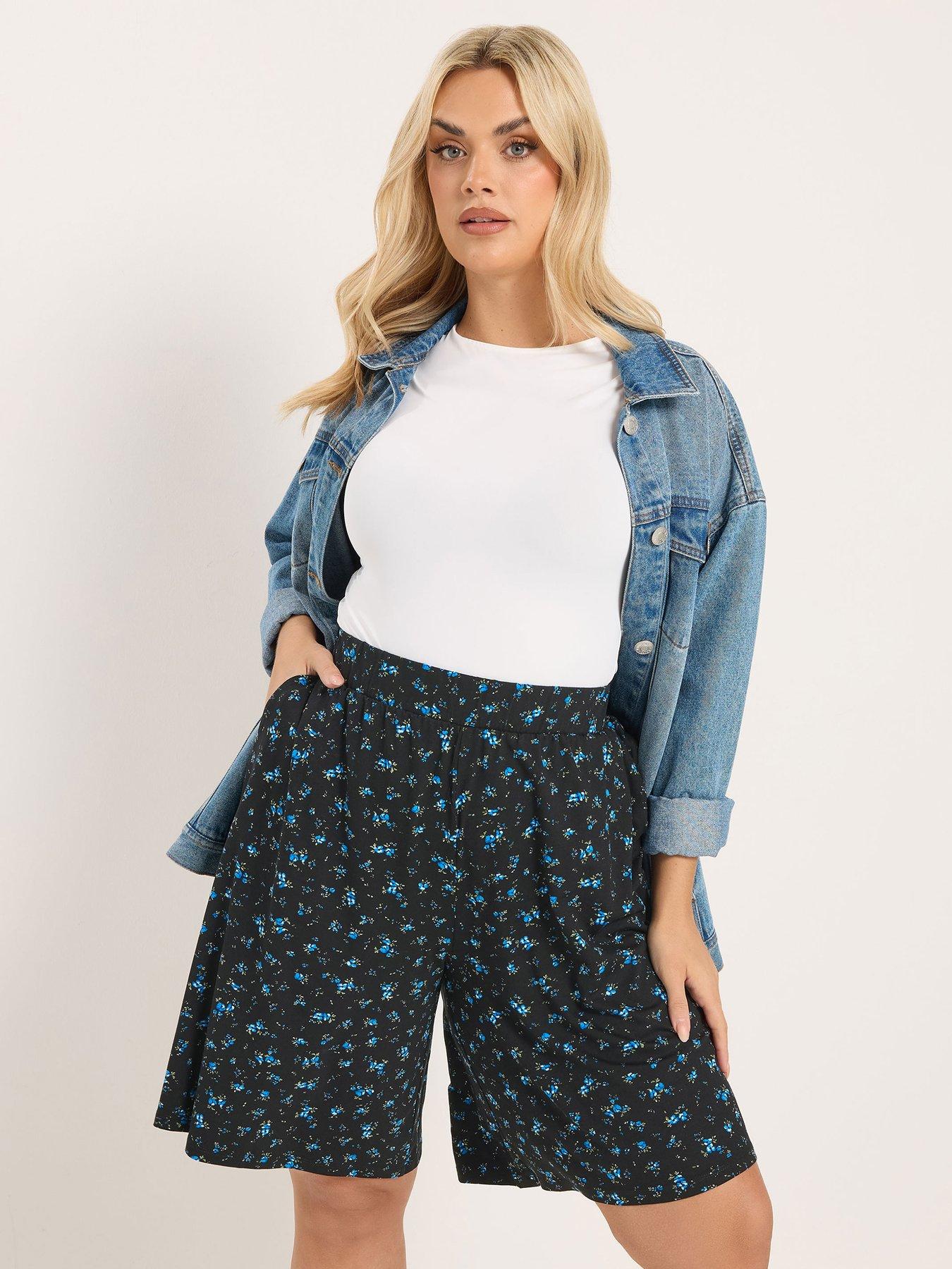 Image 1 of 5 of Yours Curve Jersey Crinkle Ditsy Print Shorts - Blue