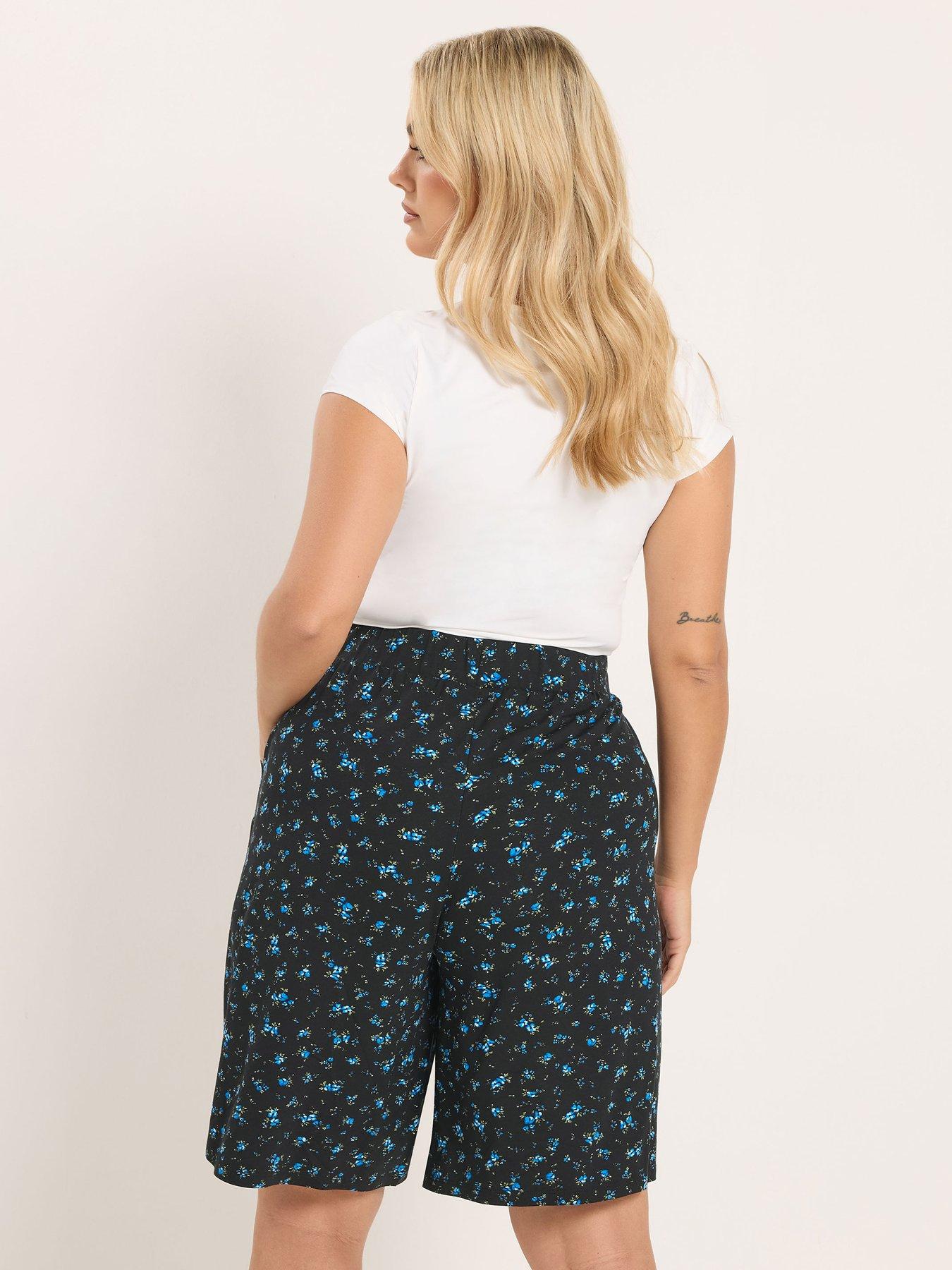 Image 2 of 5 of Yours Curve Jersey Crinkle Ditsy Print Shorts - Blue