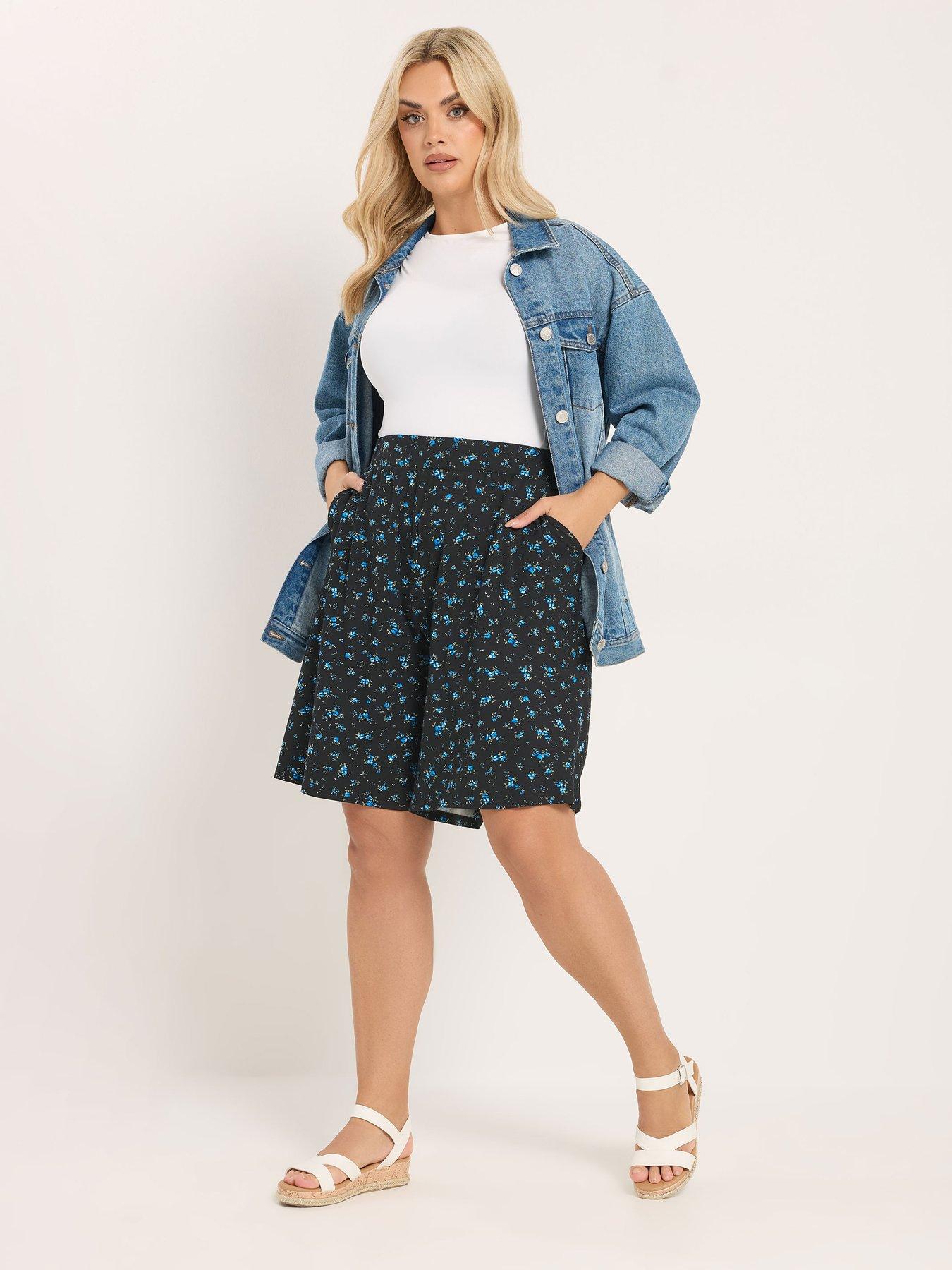 Image 3 of 5 of Yours Curve Jersey Crinkle Ditsy Print Shorts - Blue