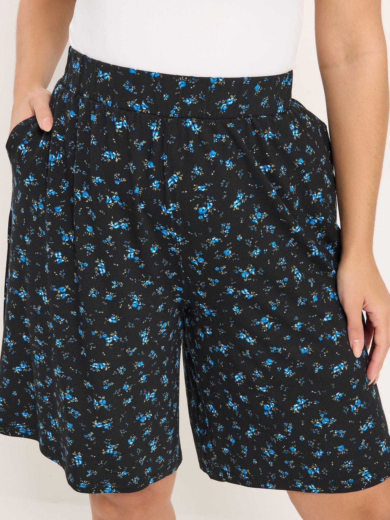 Image 4 of 5 of Yours Curve Jersey Crinkle Ditsy Print Shorts - Blue