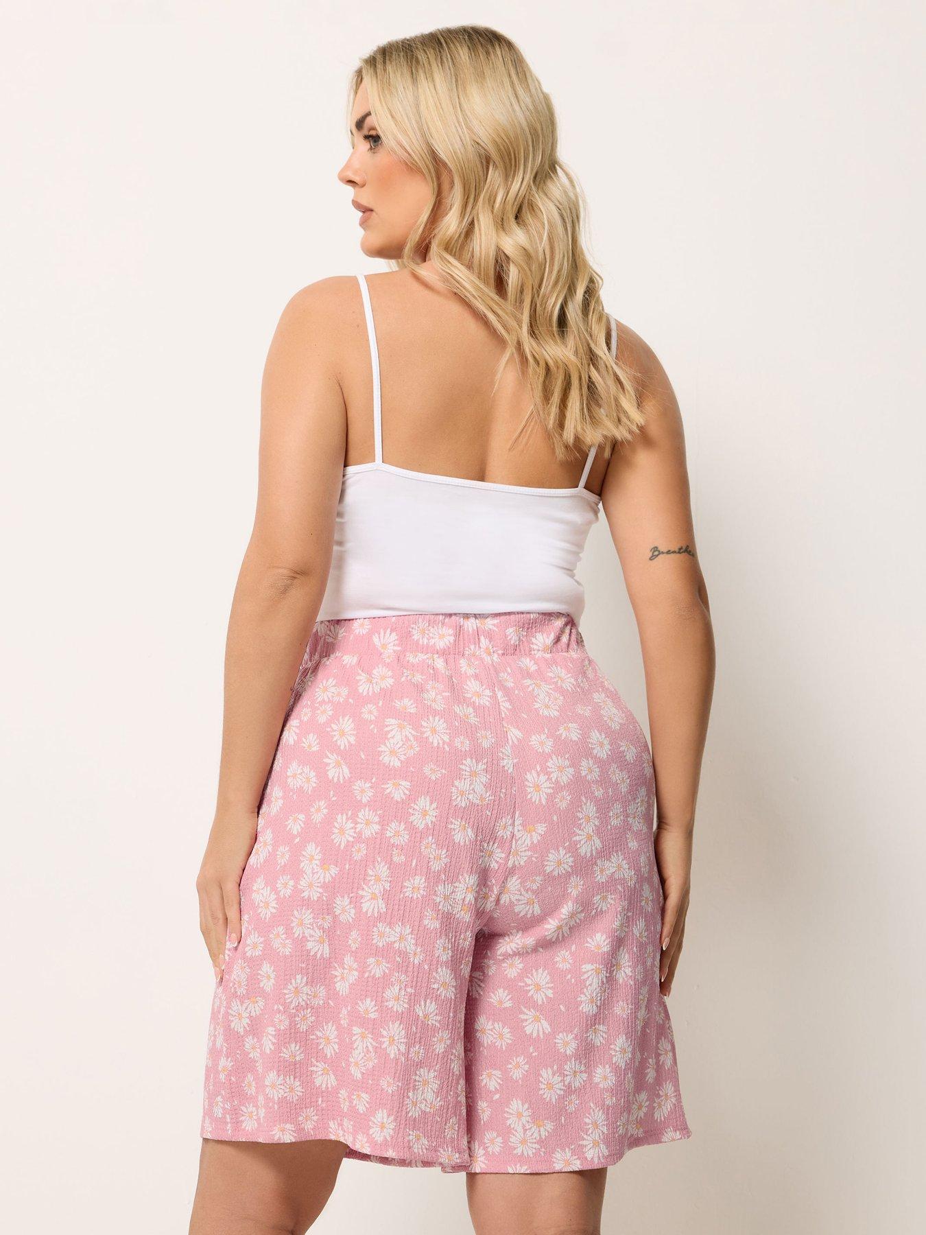 Image 2 of 5 of Yours Curve Jersey Crinkle Daisy Print Shorts