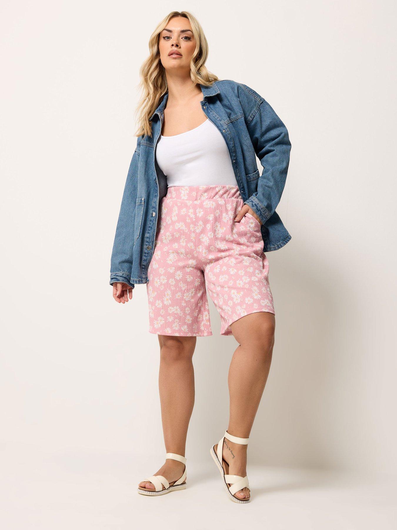 Image 3 of 5 of Yours Curve Jersey Crinkle Daisy Print Shorts