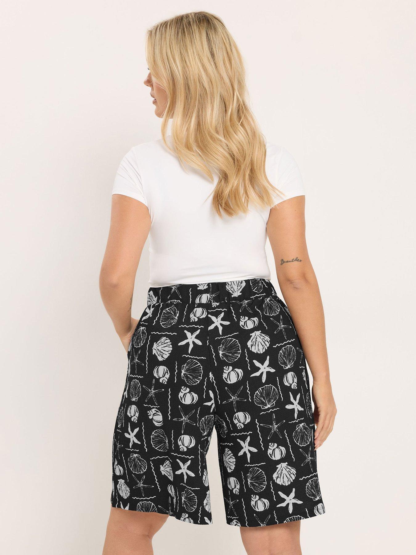 Image 2 of 5 of Yours Curve Jersey Crinkle Shell Print Shorts - Black