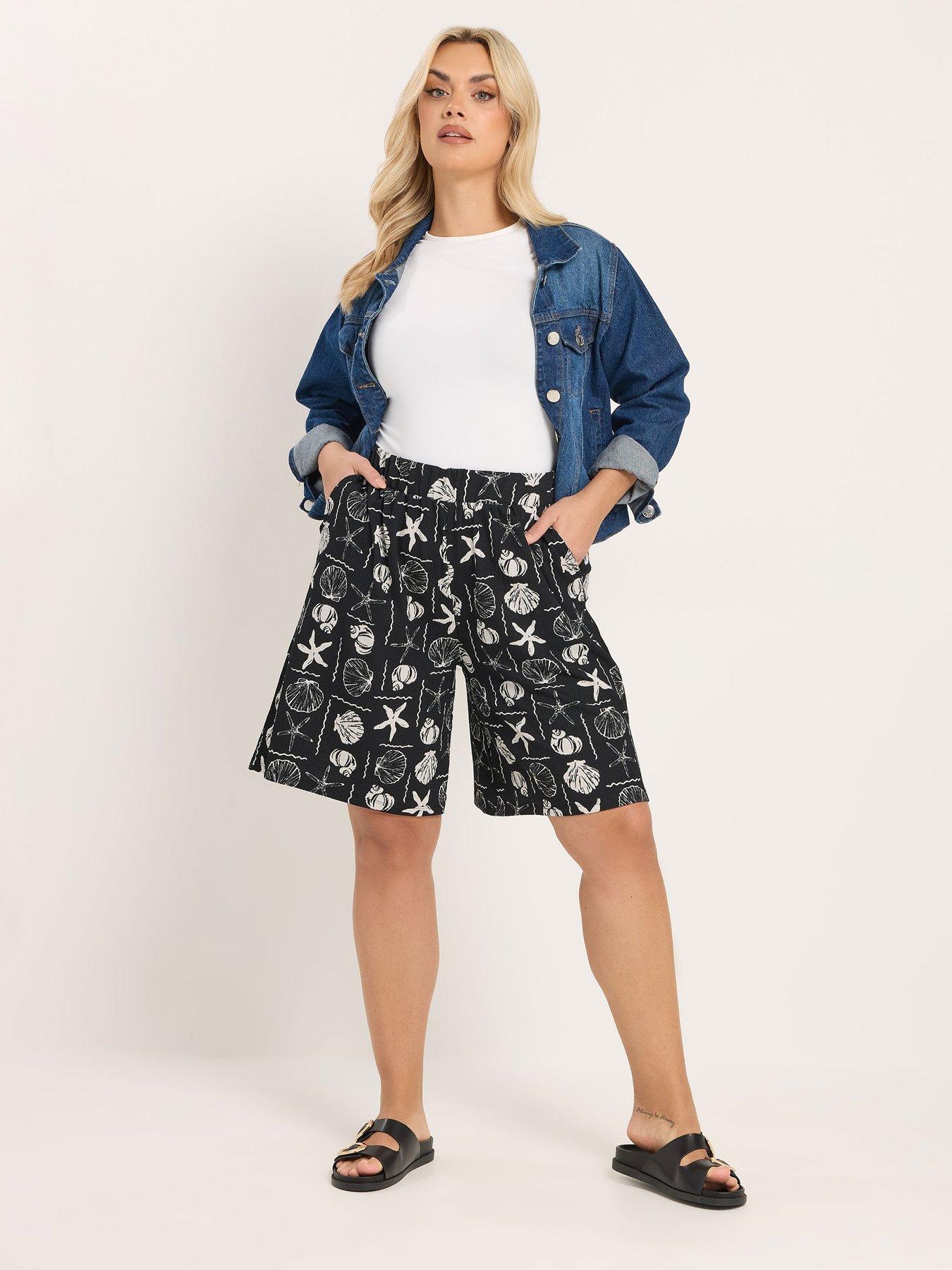 Image 3 of 5 of Yours Curve Jersey Crinkle Shell Print Shorts - Black