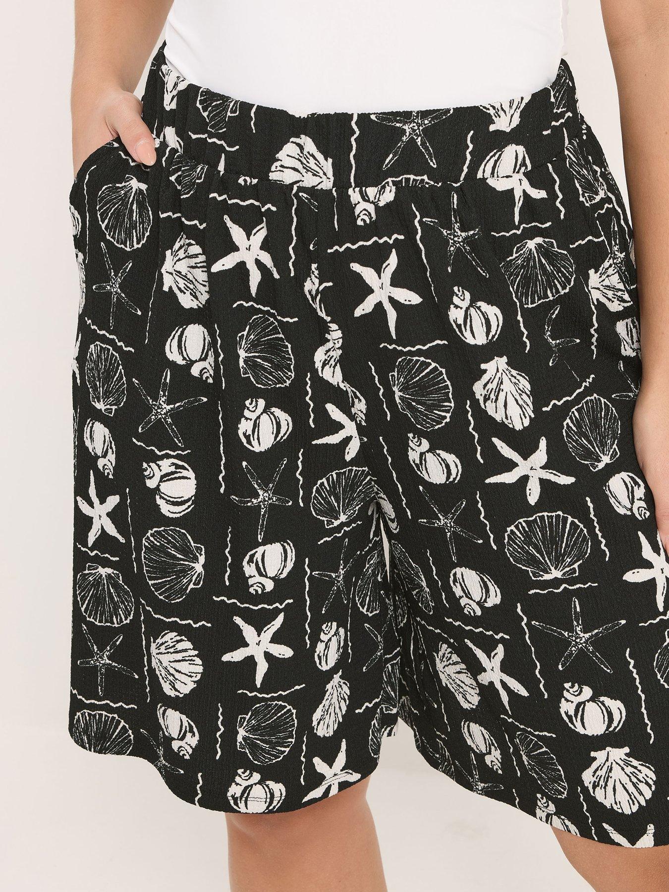 Image 4 of 5 of Yours Curve Jersey Crinkle Shell Print Shorts - Black