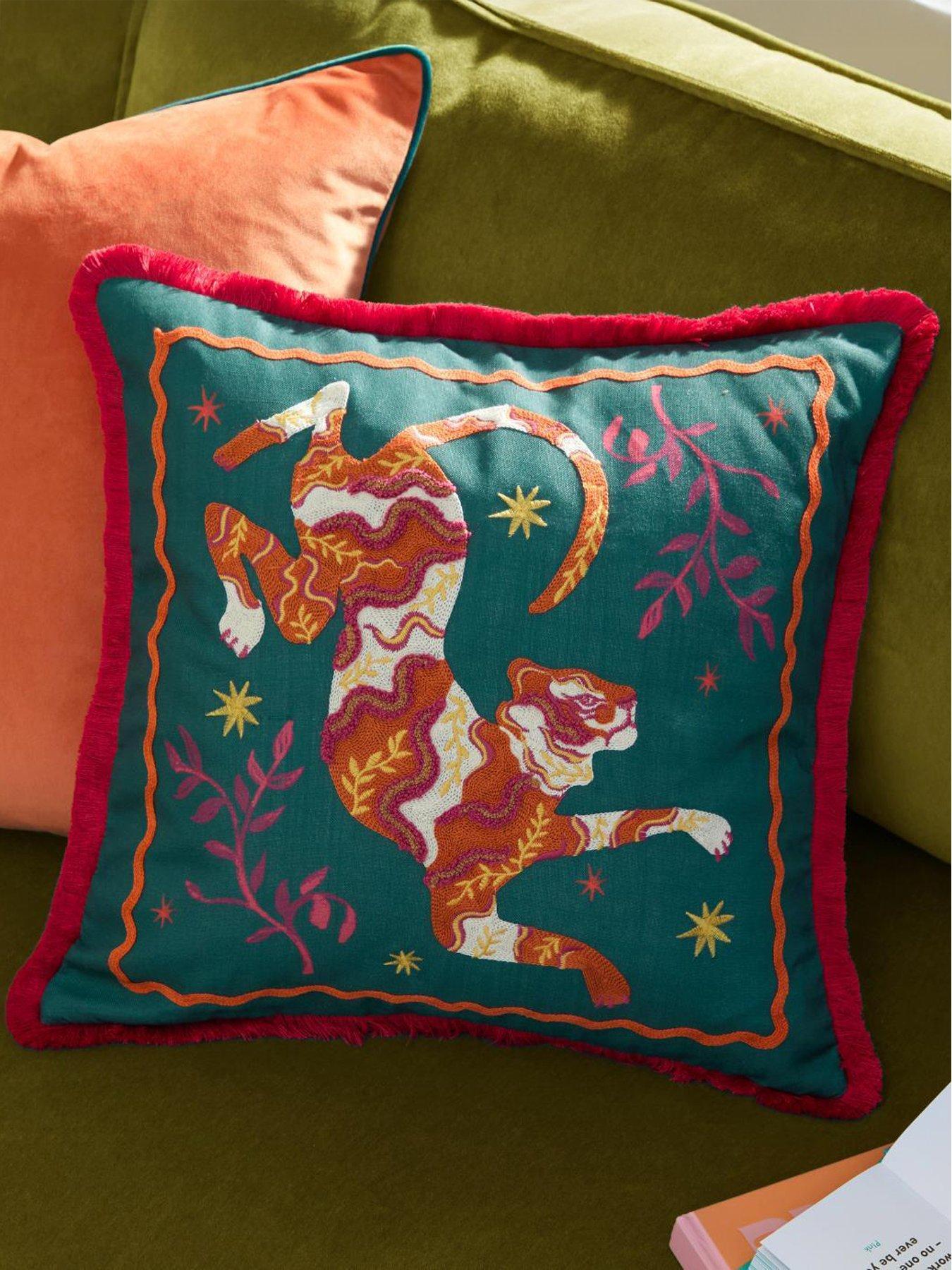 Furn LES ANIMAUX TIGERESS 45X45 POLYESTER CUSHION EMERALD