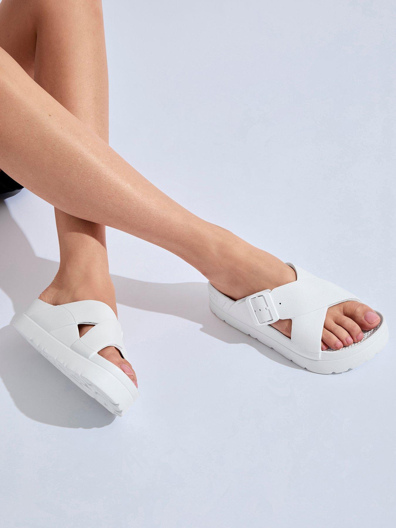 Image 5 of 6 of TOTES Solbounce Ladies Cross Front Buckle Slider - White
